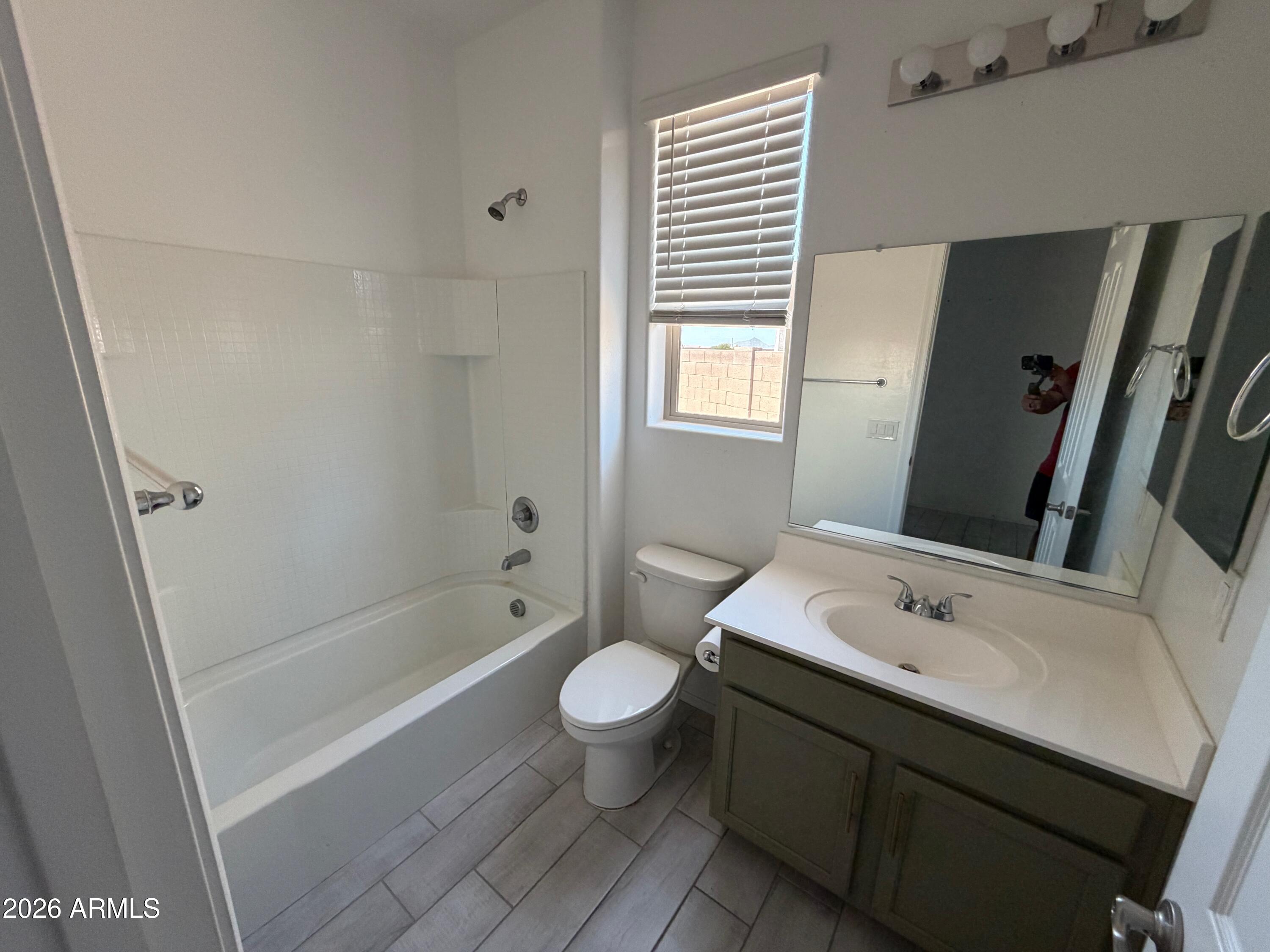 1089 W ELM Avenue