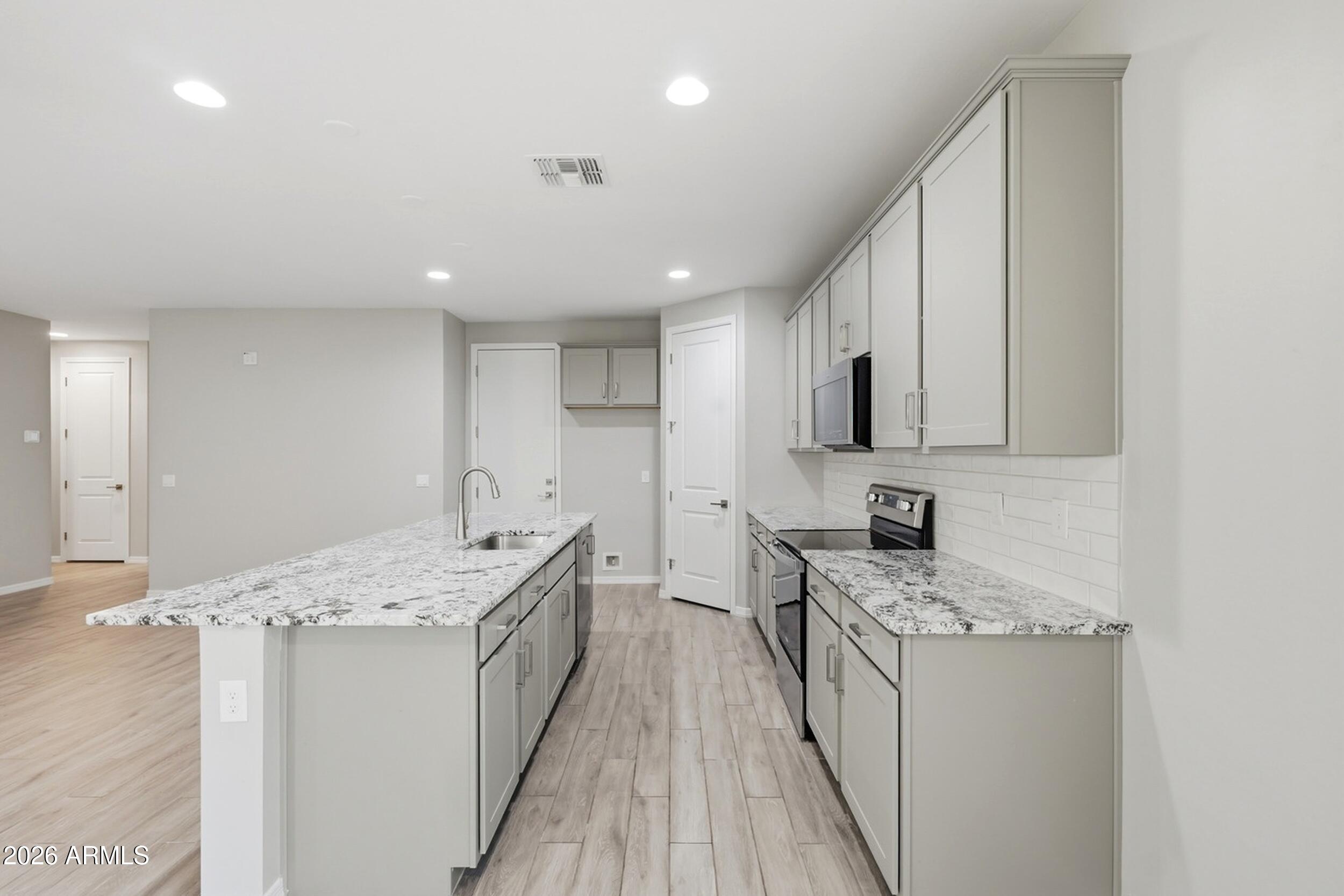 9426 E SATURN Avenue