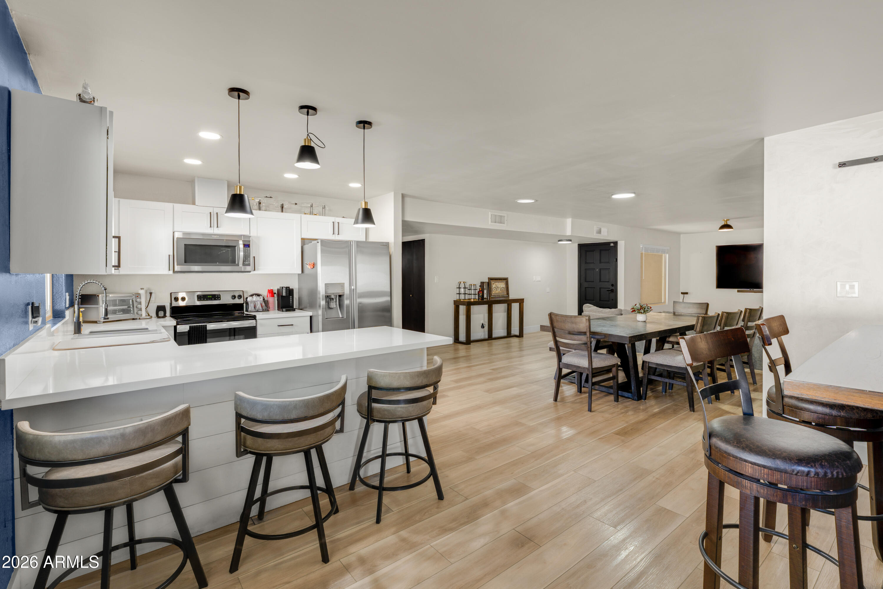 2628 W ROVEEN Avenue