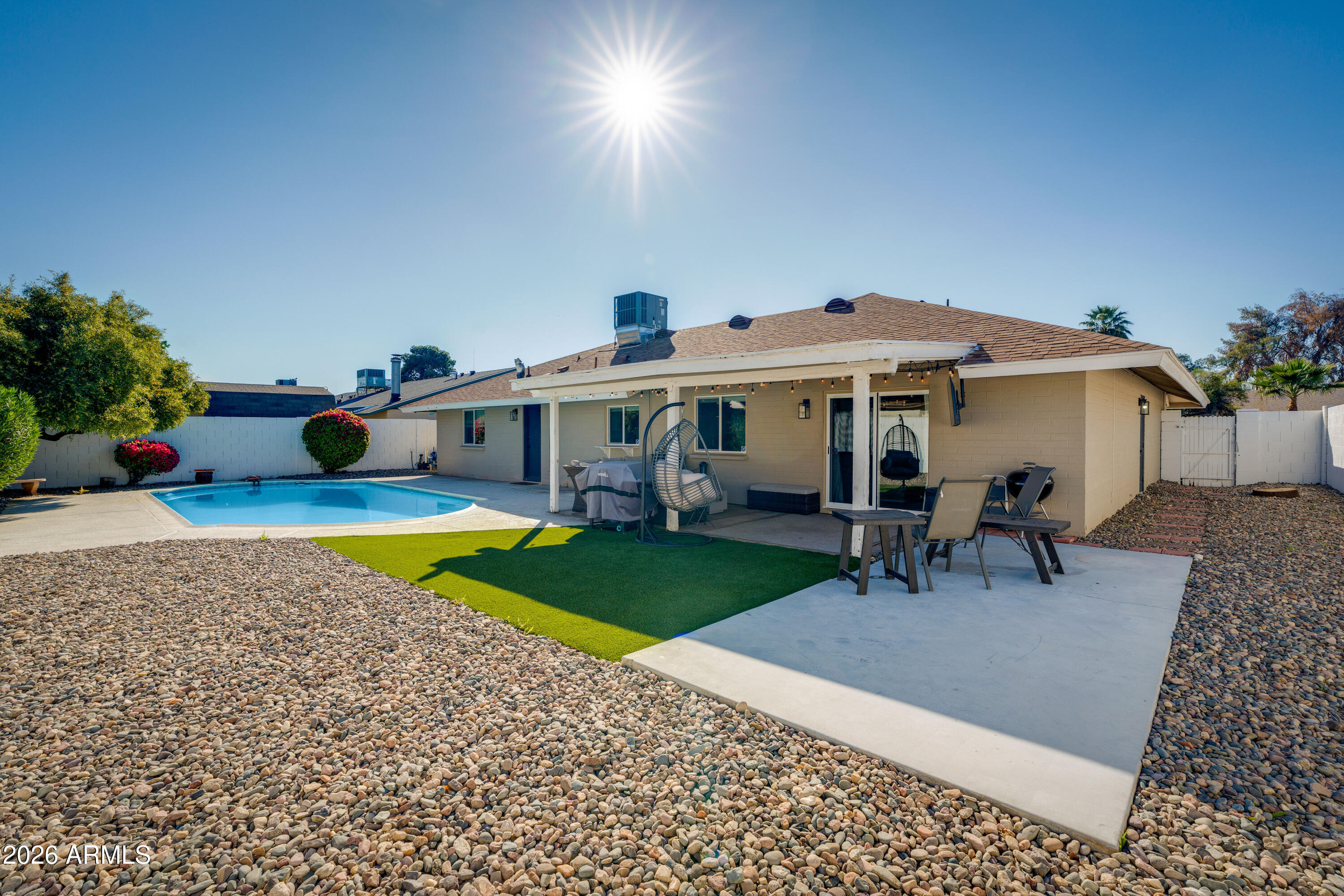 2628 W ROVEEN Avenue