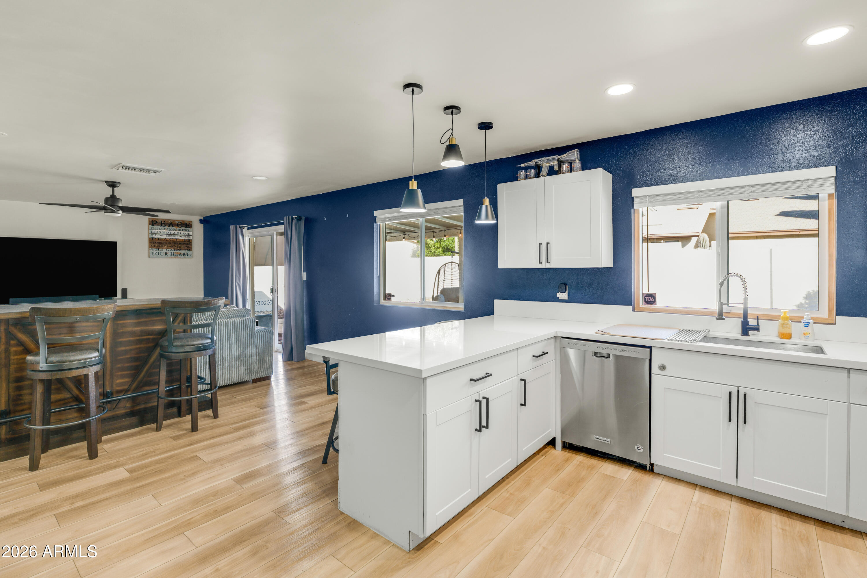 2628 W ROVEEN Avenue