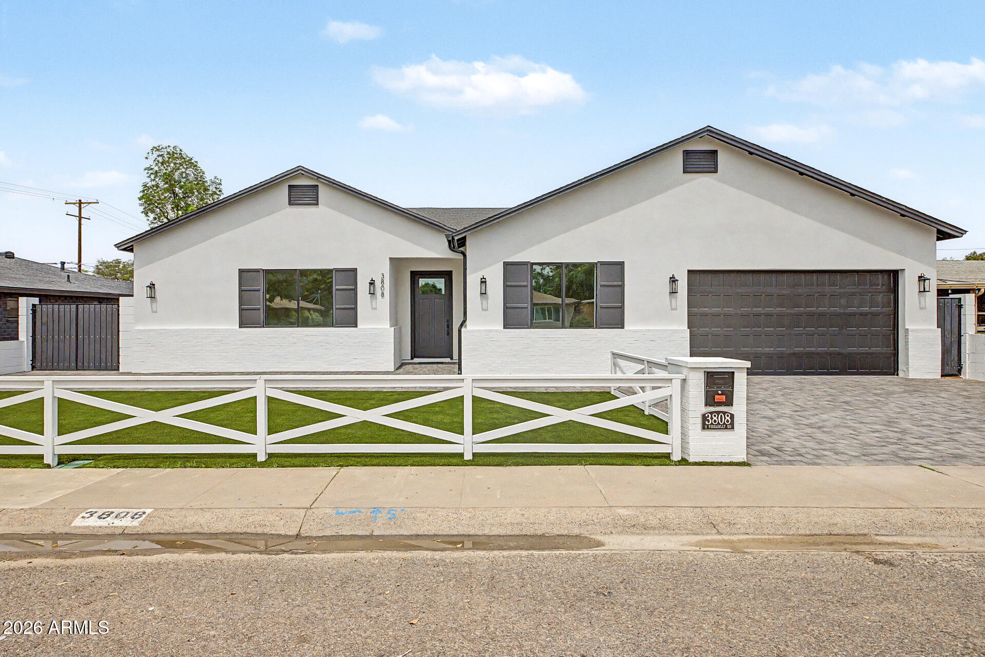 3229 E ROMA Avenue