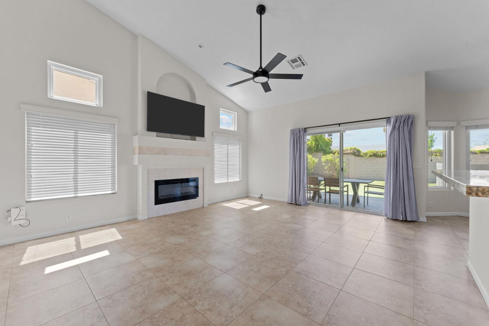 4423 E Vista Val Verde