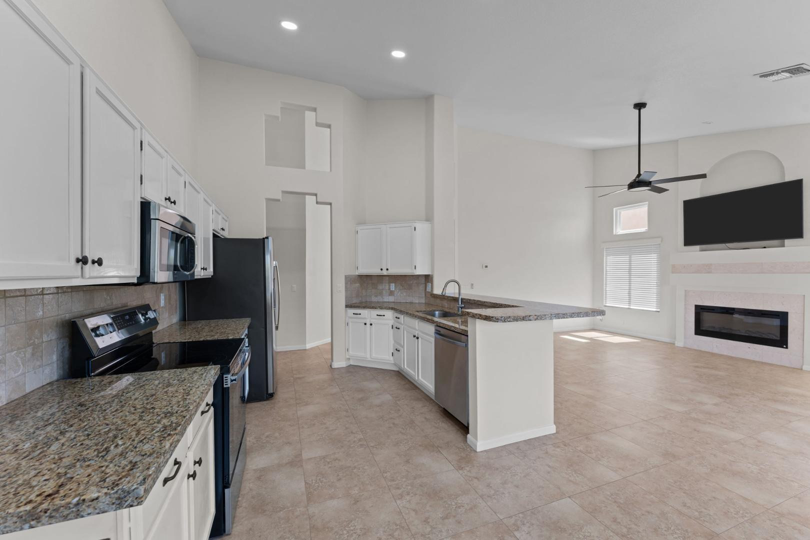 4423 E Vista Val Verde