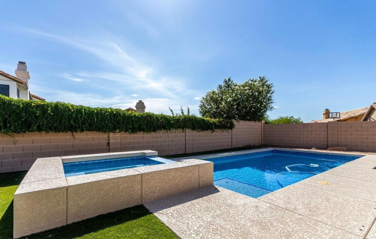 4423 E Vista Val Verde