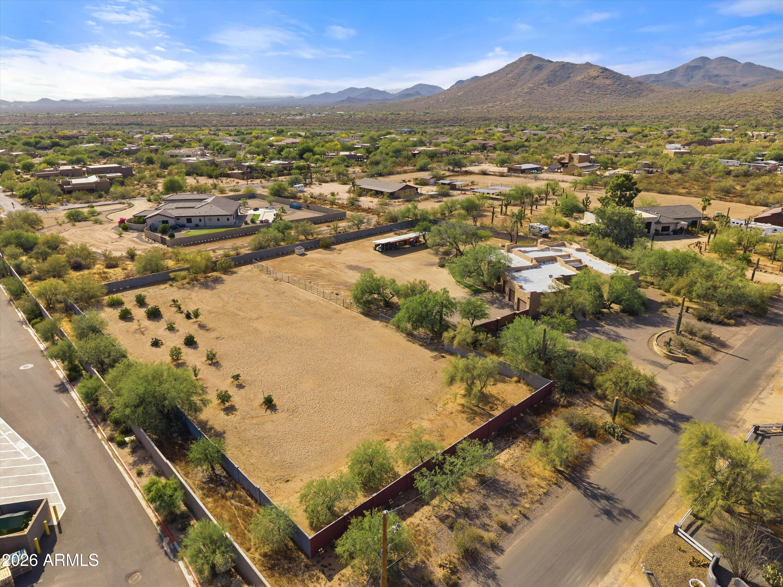 PRIVATE 2.50 ACRE HORSE PROPERTY
NE4 SW4 SW4 SW4 2.50 AC - Residential