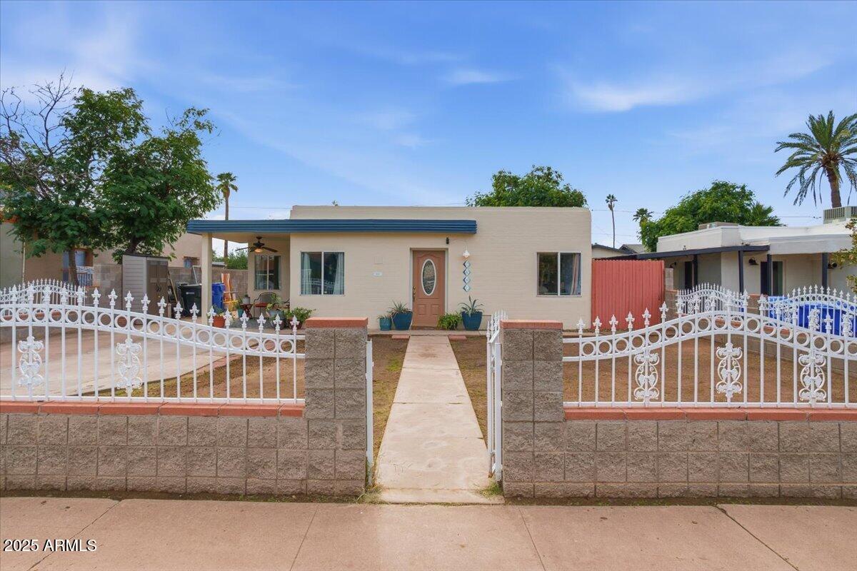 1441 E DIAMOND Street