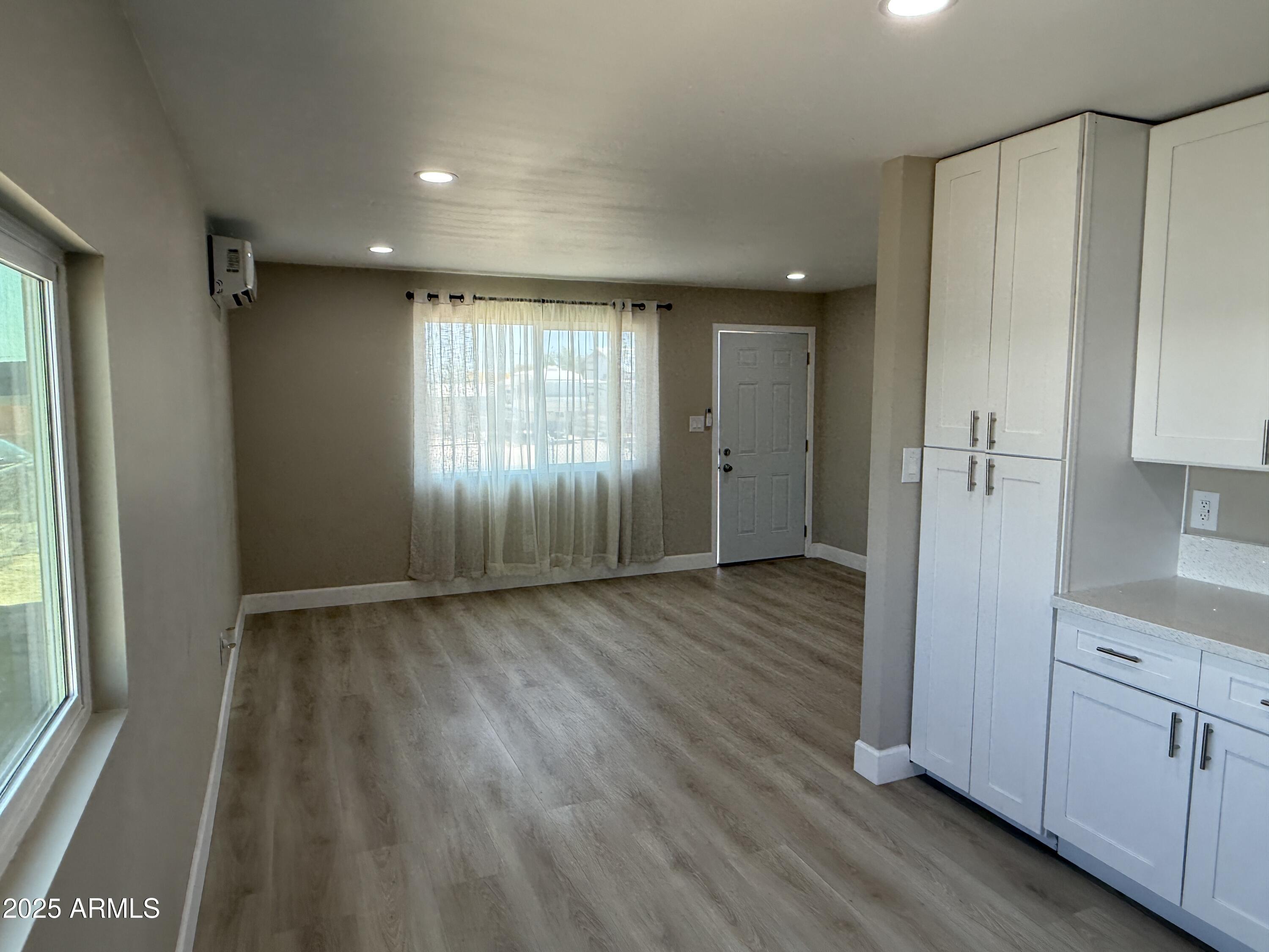 921 N THOMPSON Avenue