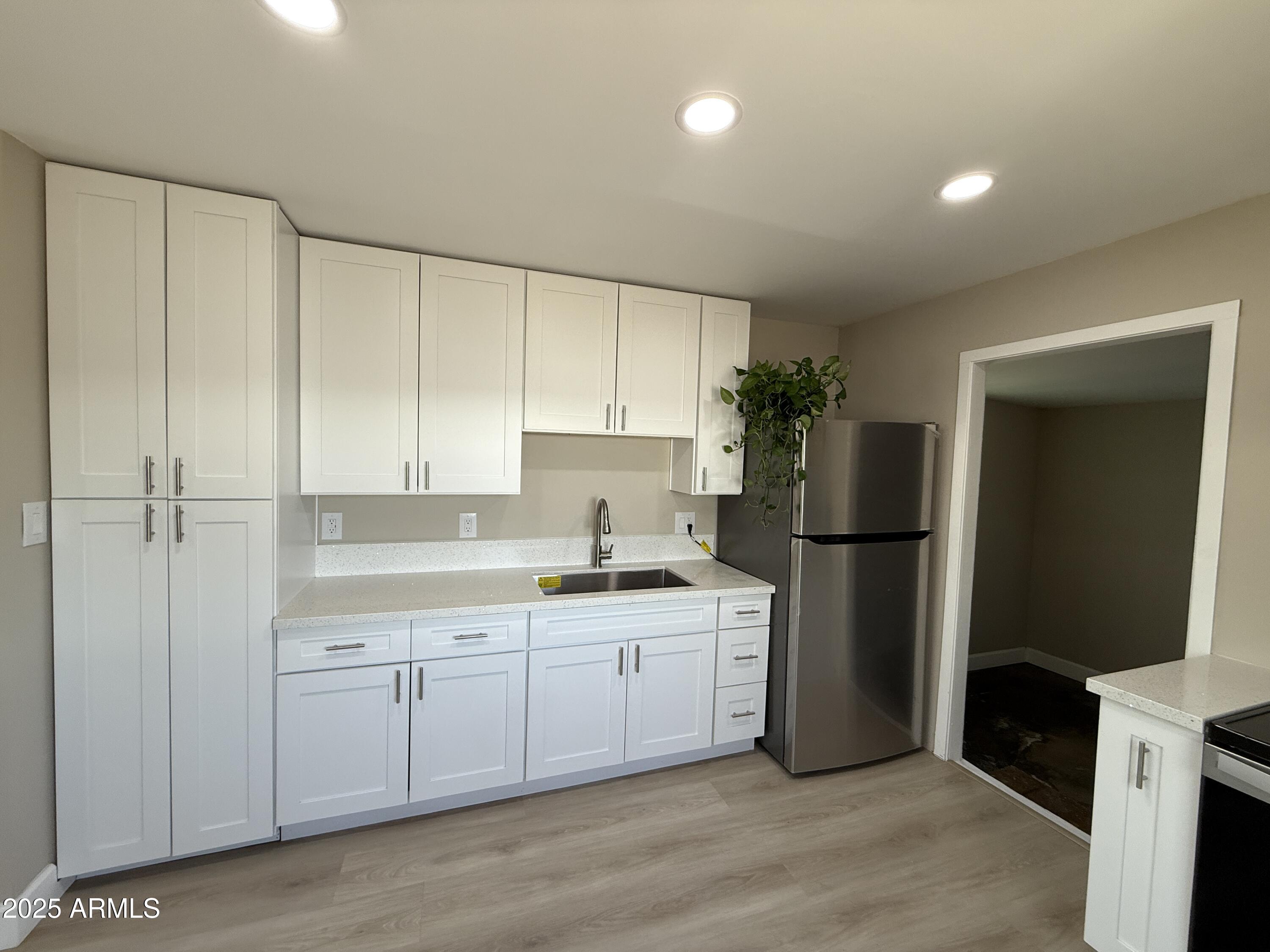 921 N THOMPSON Avenue