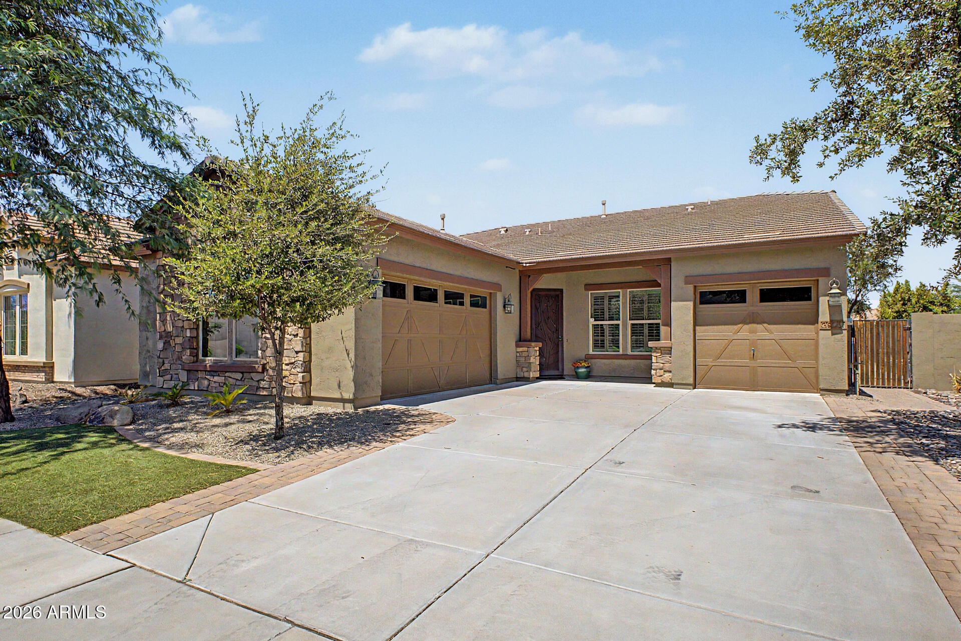3920 E HORSESHOE Place