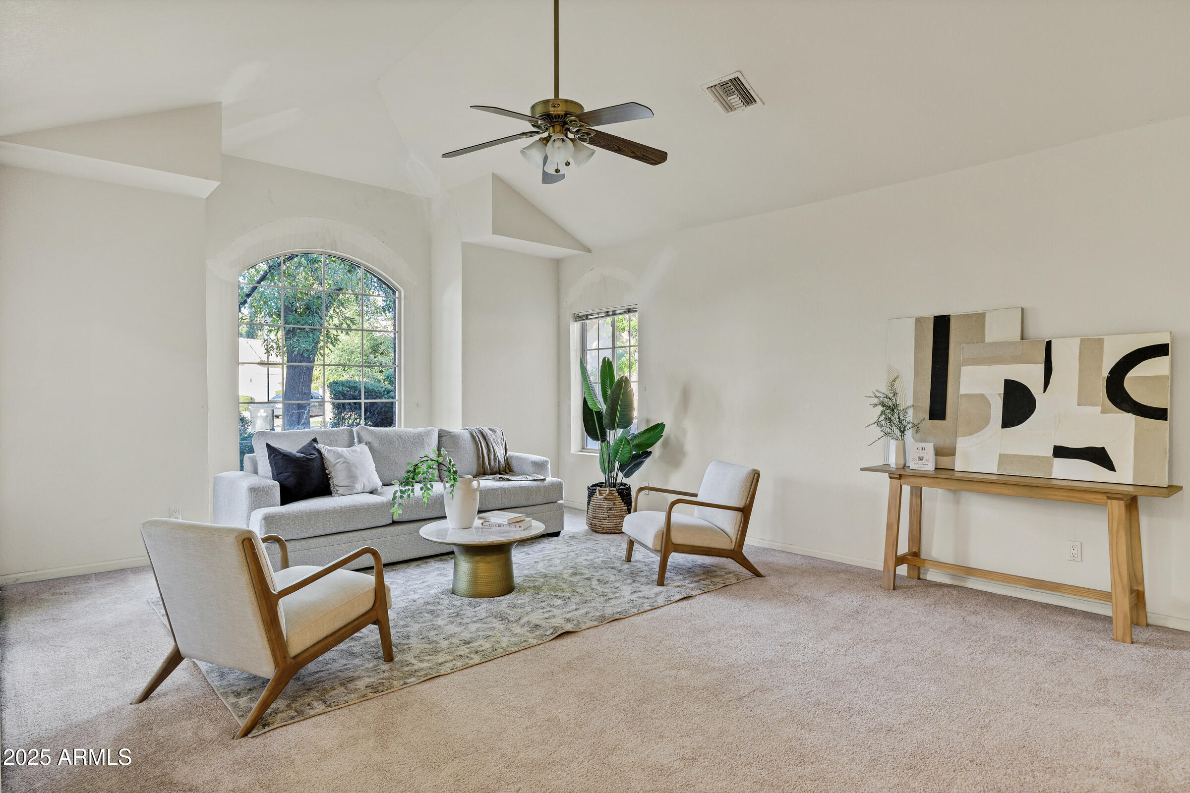9 E LOS ARBOLES Circle