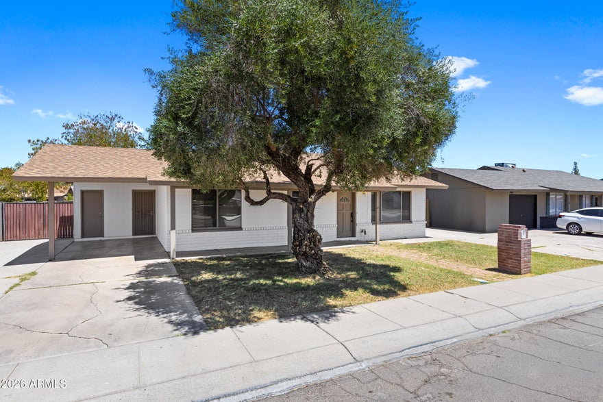 This is a great upgraded ranch style home in an established Chandler neighborhood
