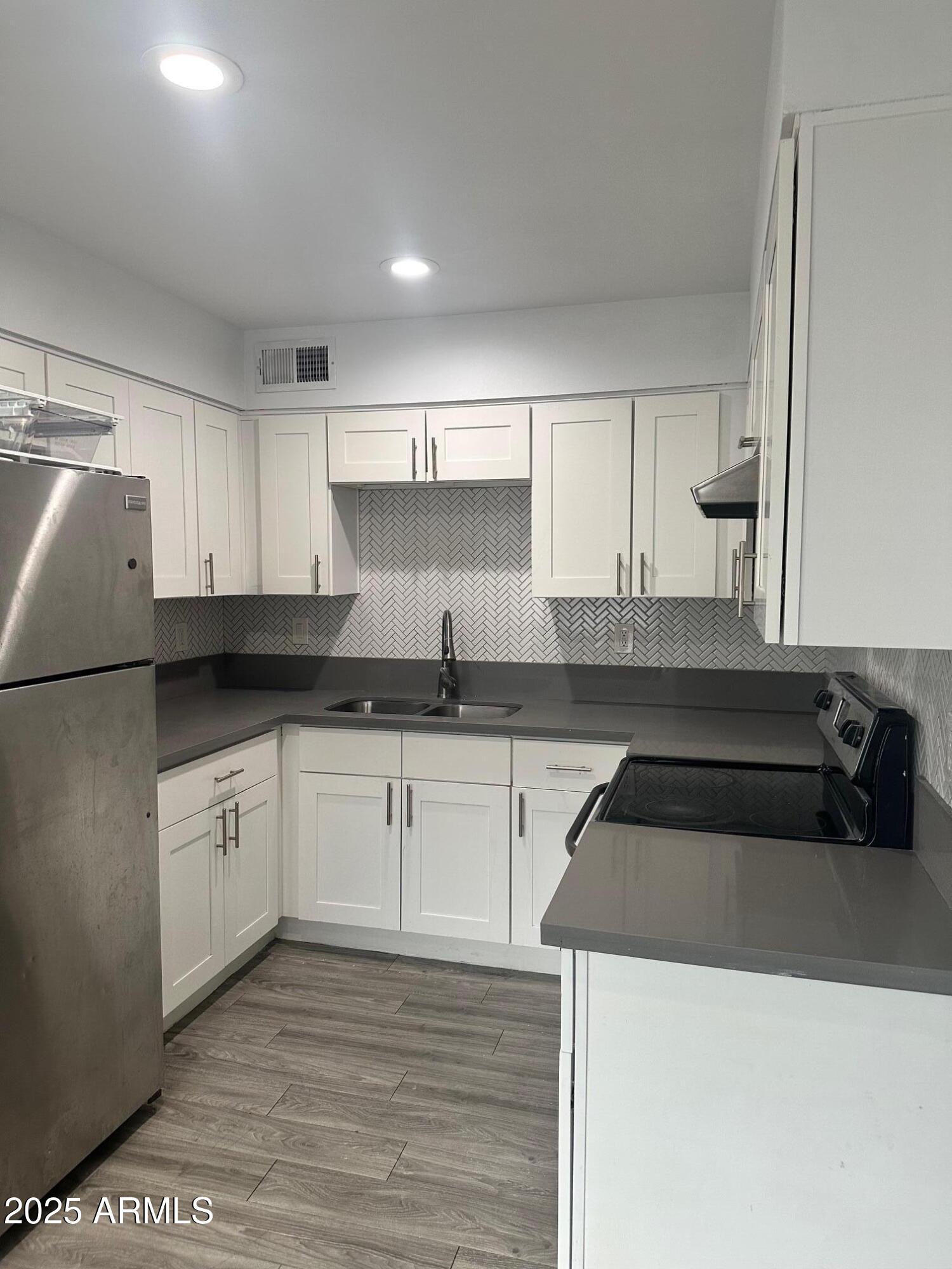 3219 E Earll Drive Apt 2