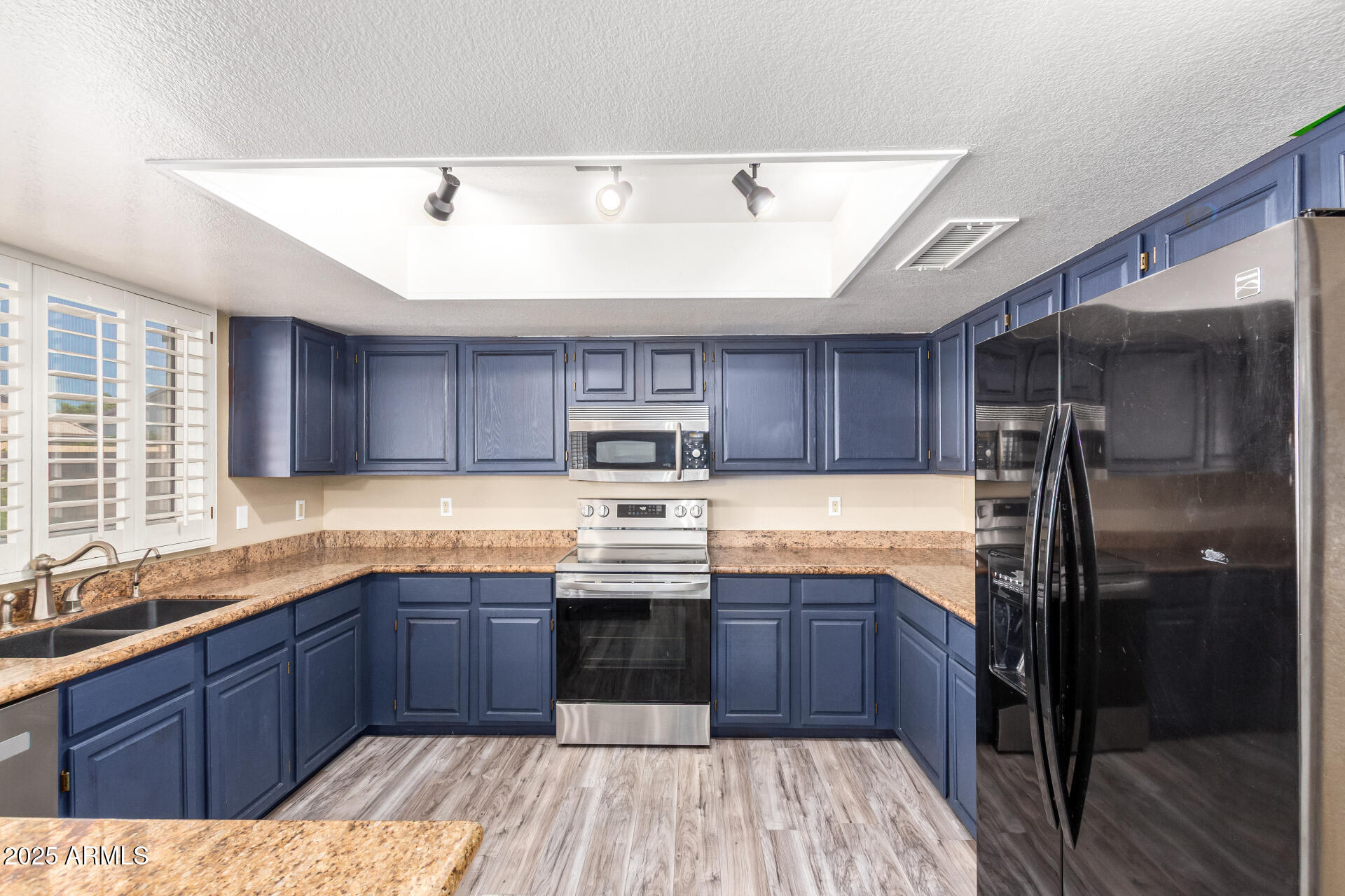 444 E AVENIDA SIERRA MADRE --