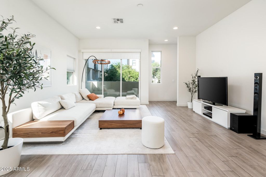 Photo of 325 E Coronado Road #13, Phoenix, AZ 85004 (MLS # 6928648)