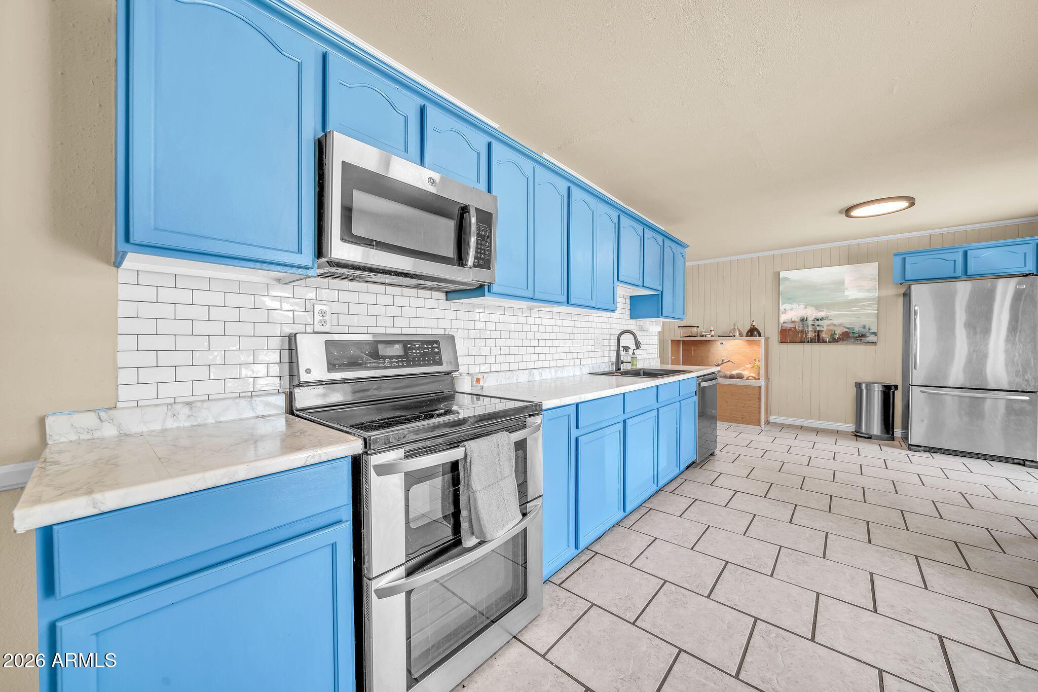 1628 W BLUEFIELD Avenue