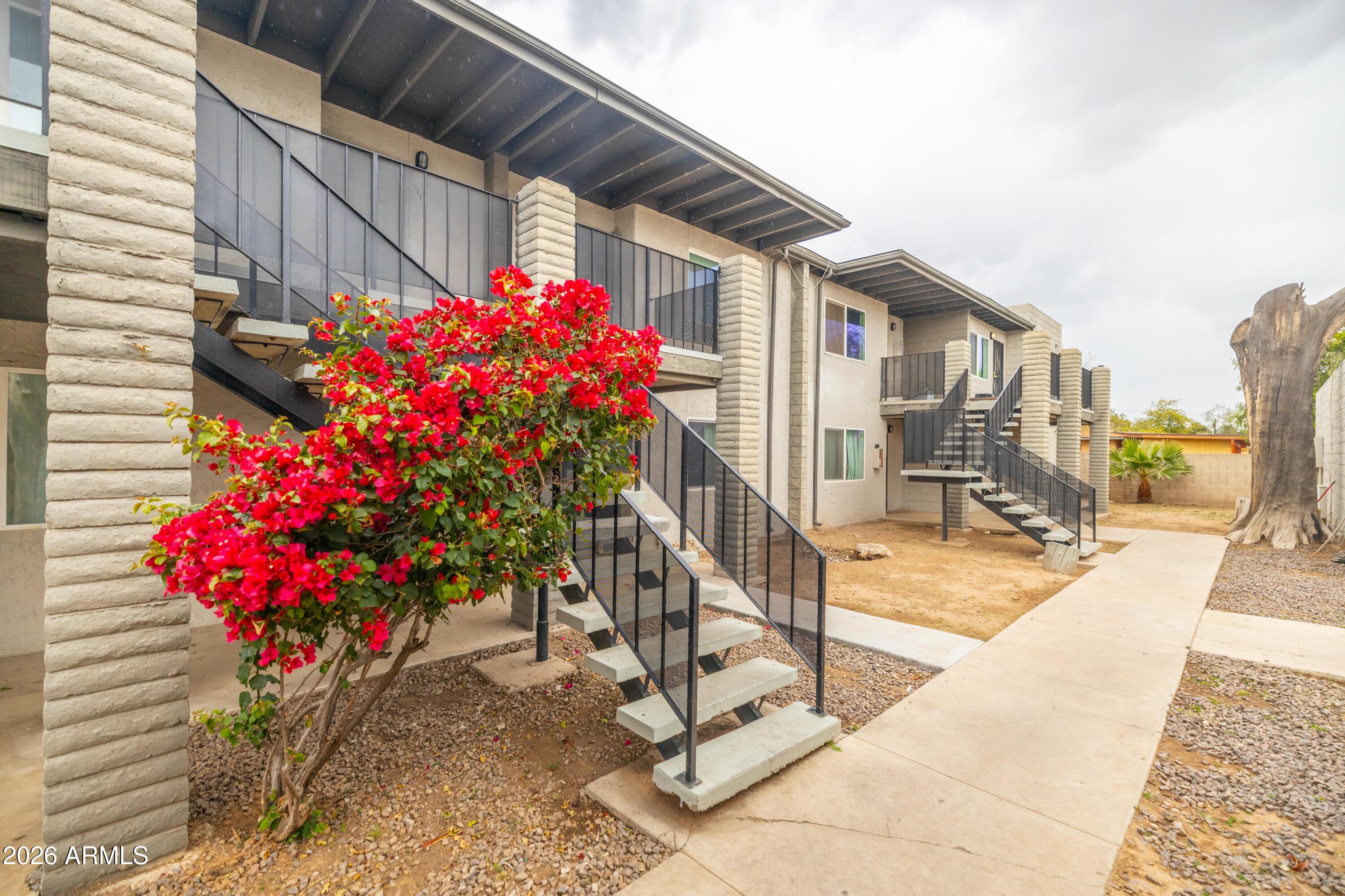 5820 W CLAREMONT Street