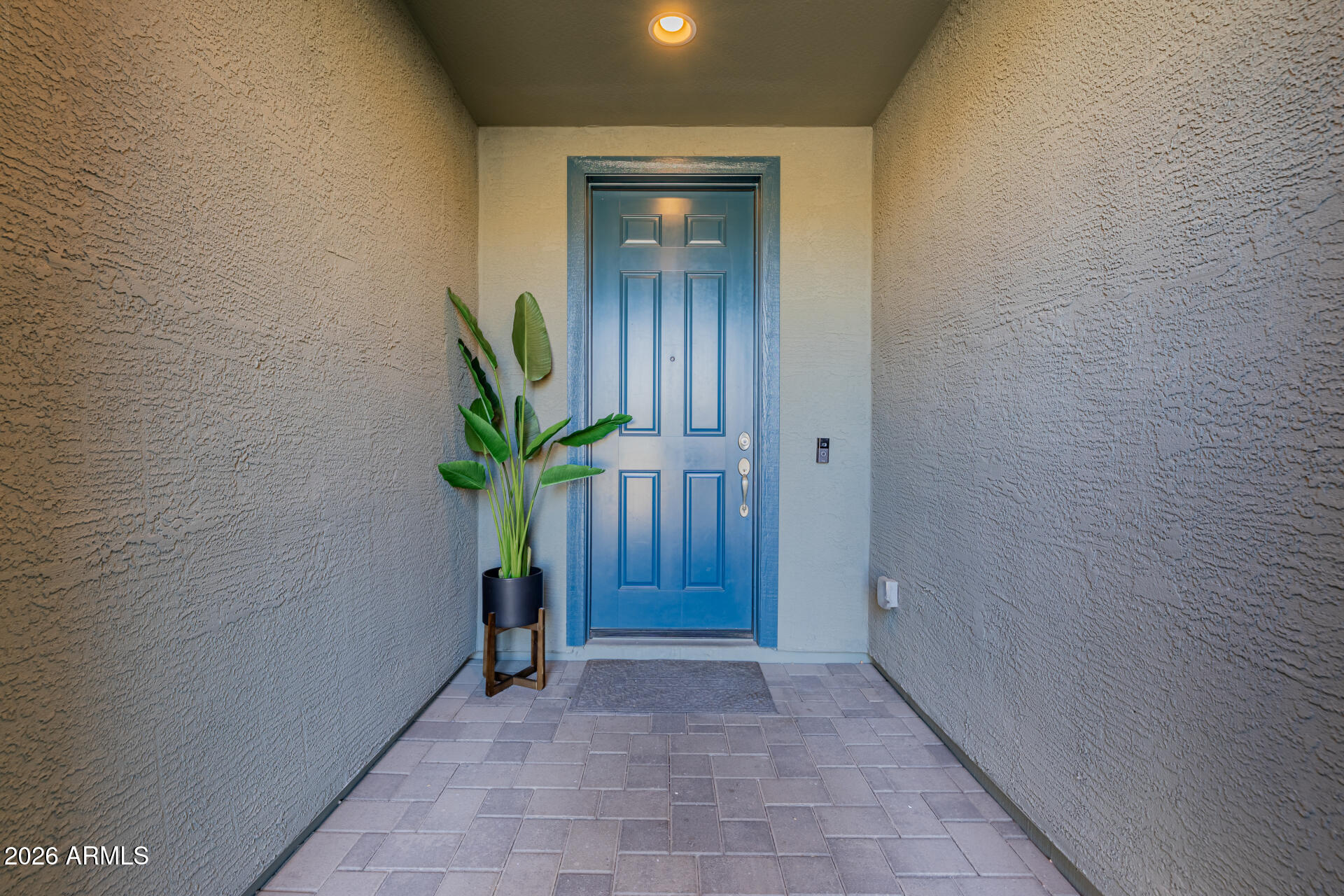 1087 E KNIGHTSBRIDGE Way