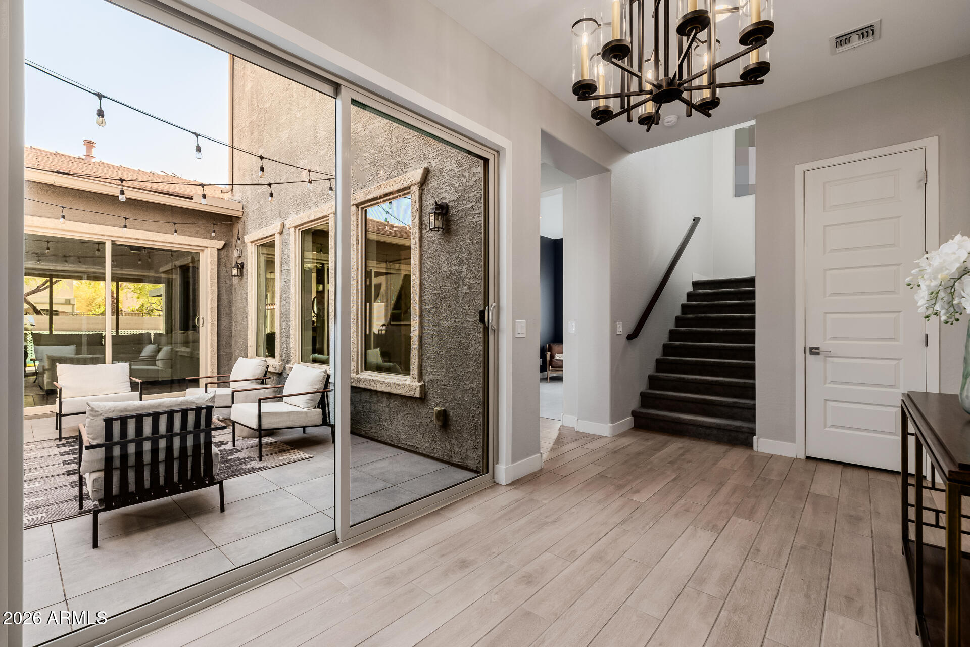 1087 E KNIGHTSBRIDGE Way