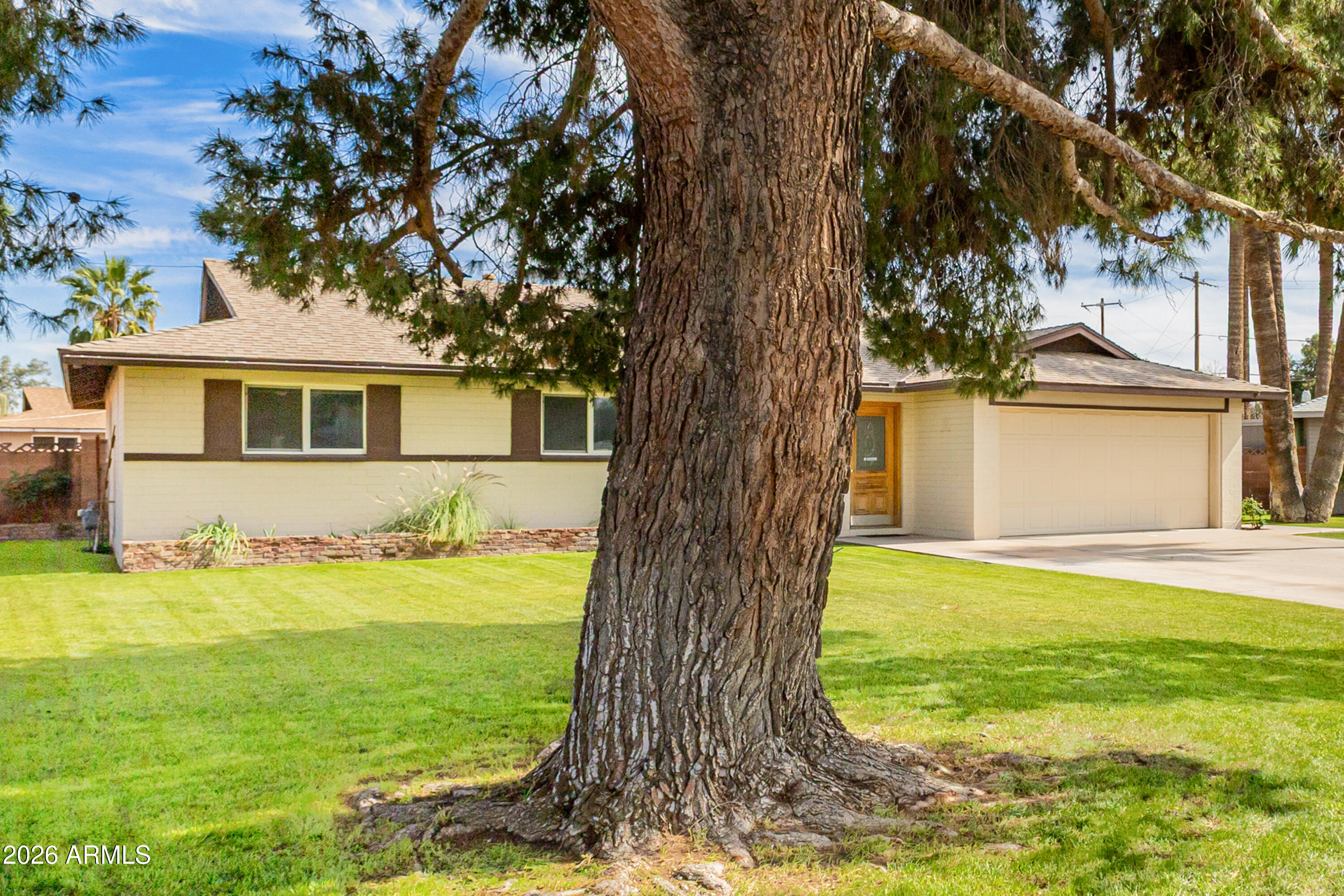 409 E HERMOSA Circle