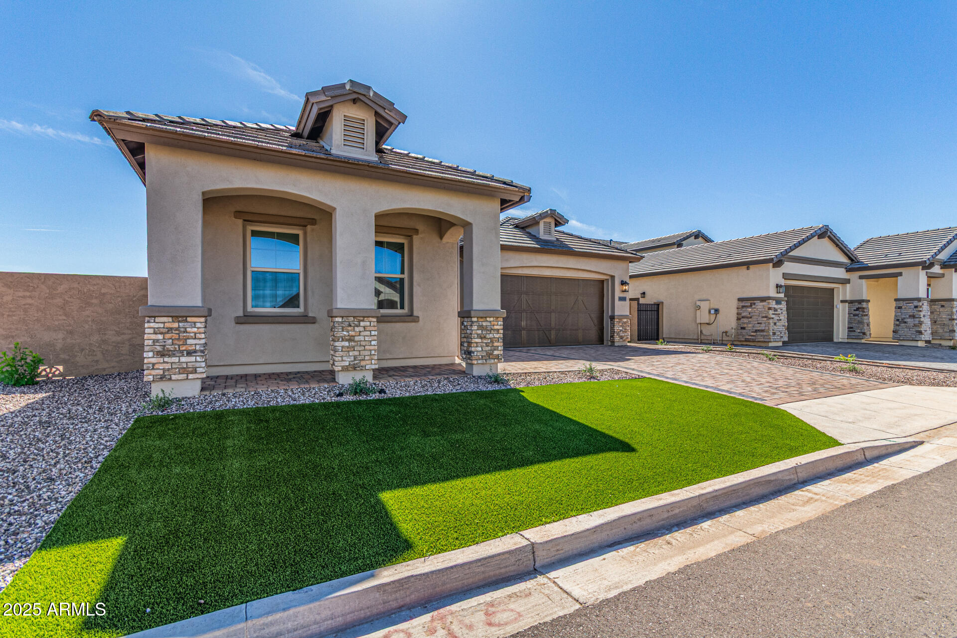 2565 E VIRGINIA Circle
