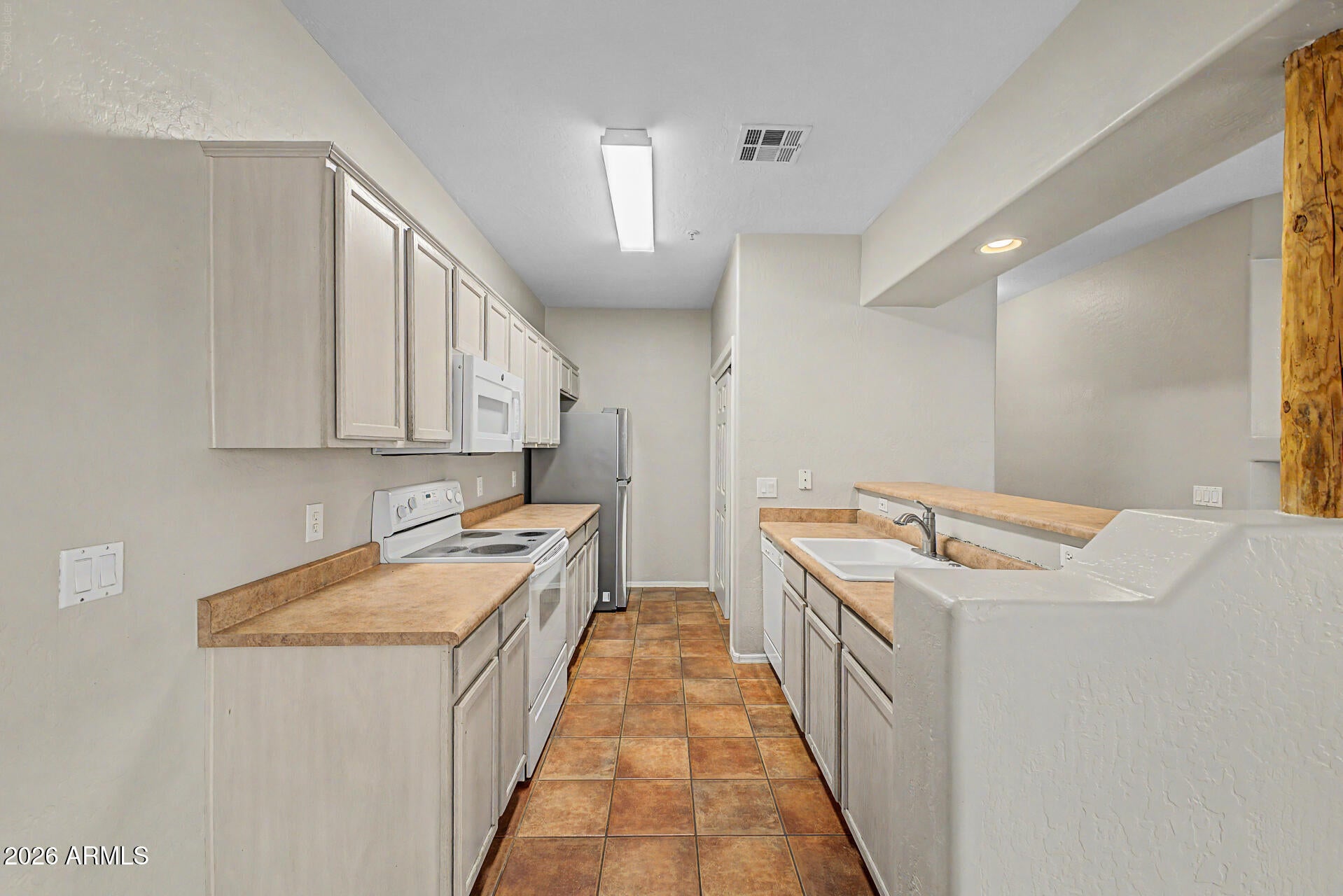 1351 N PLEASANT Drive 1086