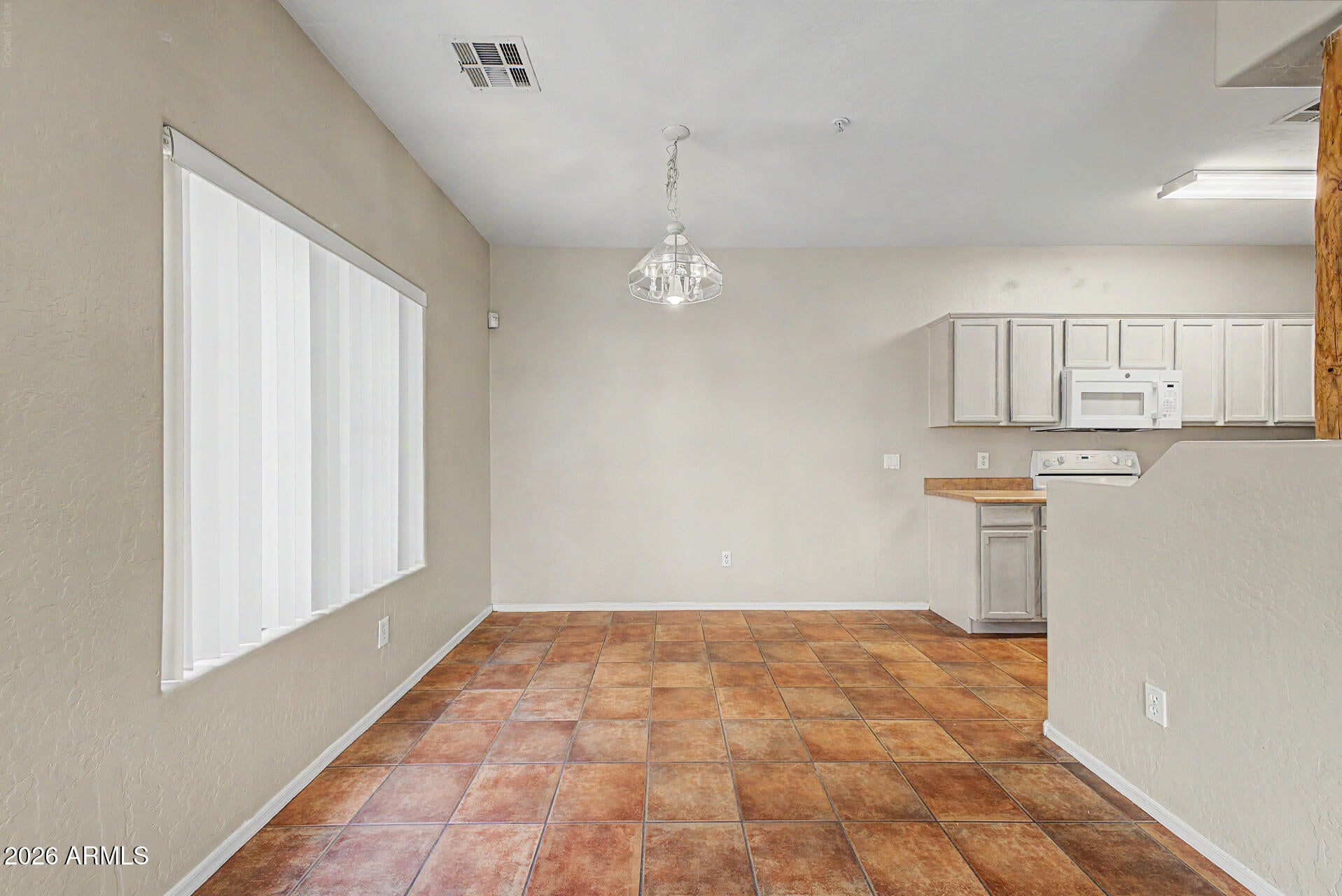 1351 N PLEASANT Drive 1086