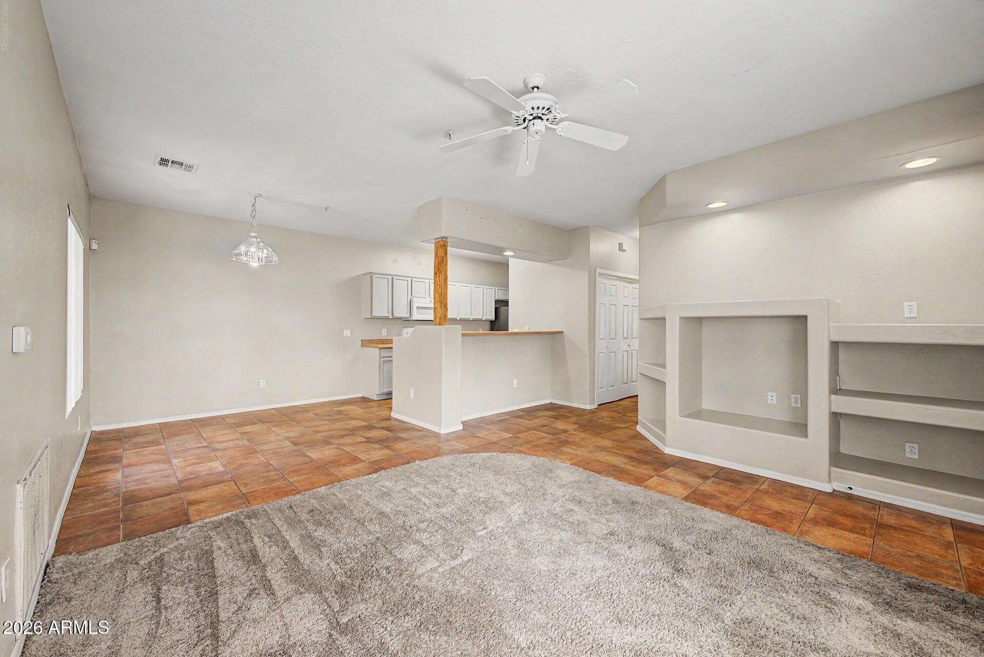 1351 N PLEASANT Drive 1086