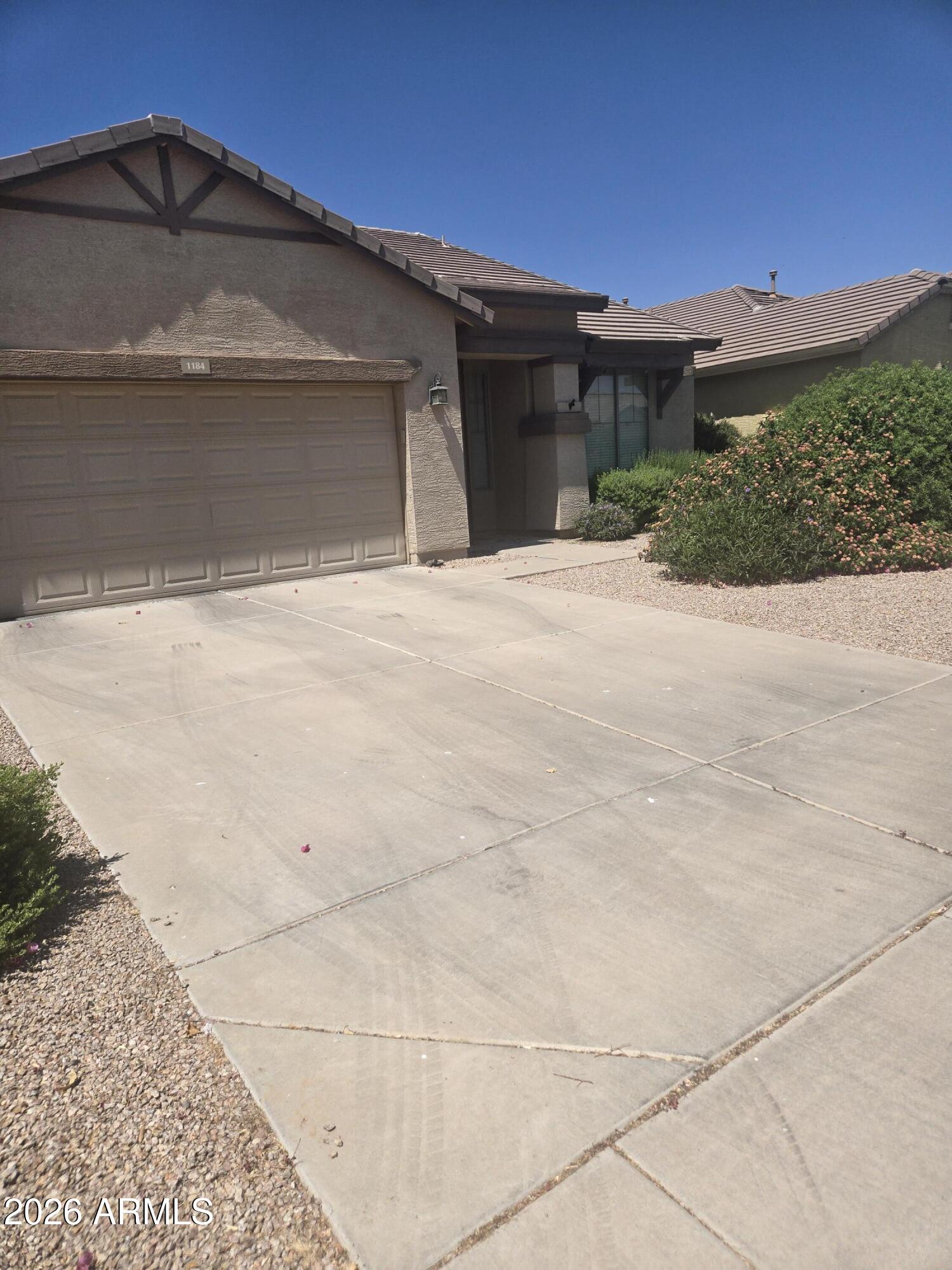 1184 W DESERT HOLLOW Drive
