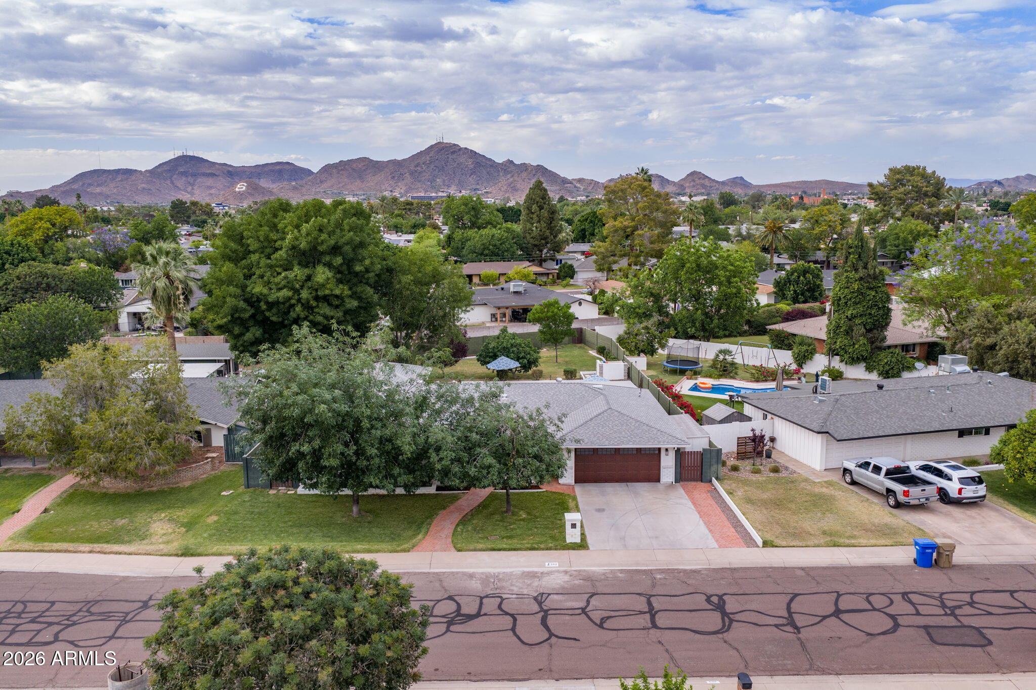 302 E HARMONT Drive