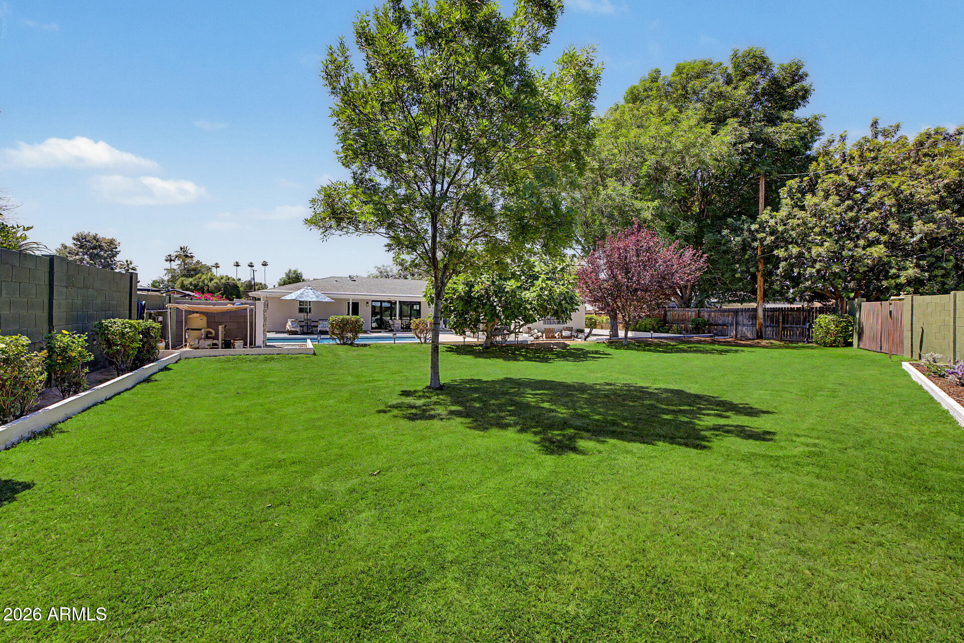 302 E HARMONT Drive