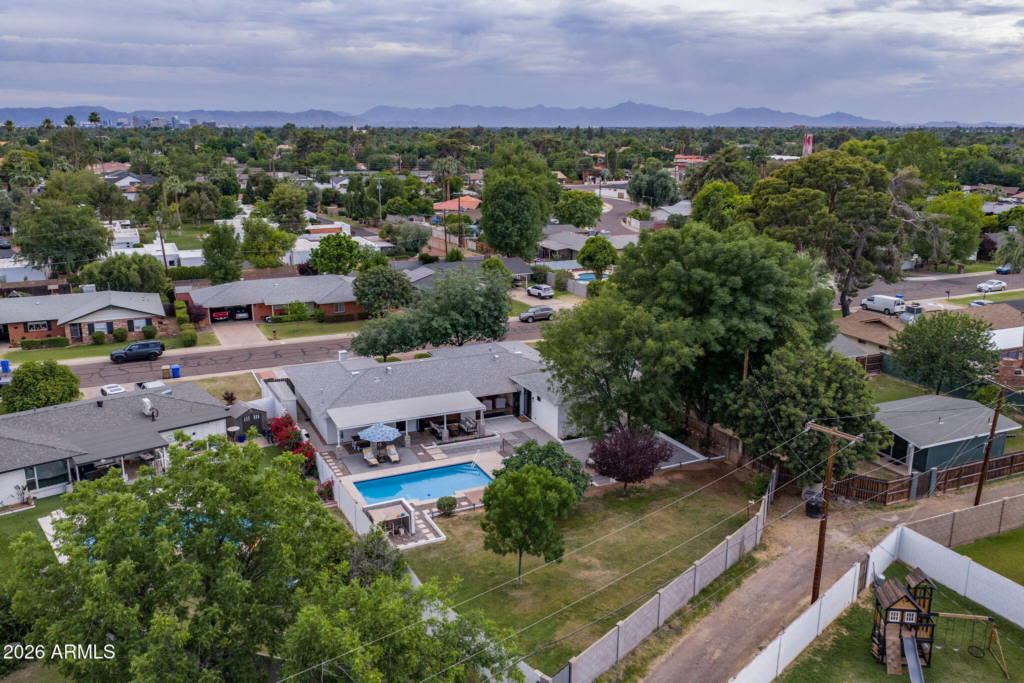 302 E HARMONT Drive