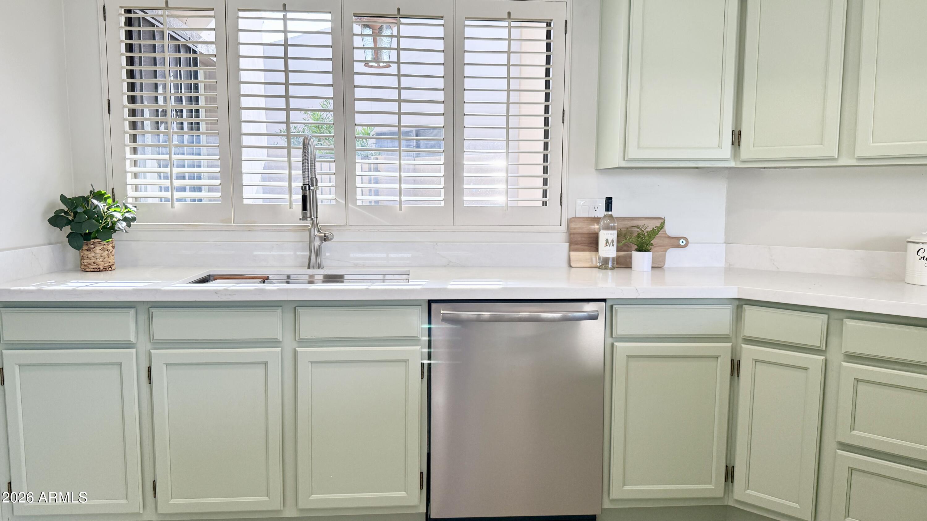 4009 E ROUND HILL Drive