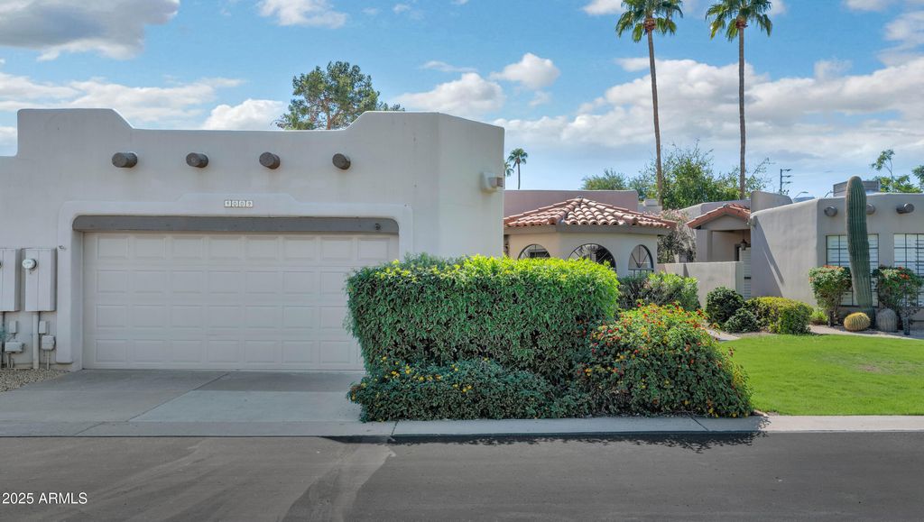 Photo of 4009 E Round Hill Drive, Phoenix, AZ 85028 (MLS # 6937524)