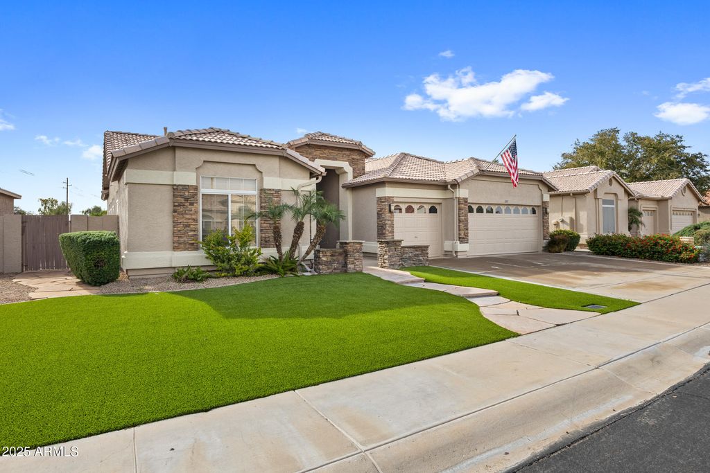 Photo of 269 W El Freda Road, Tempe, AZ 85284 (MLS # 6951857)