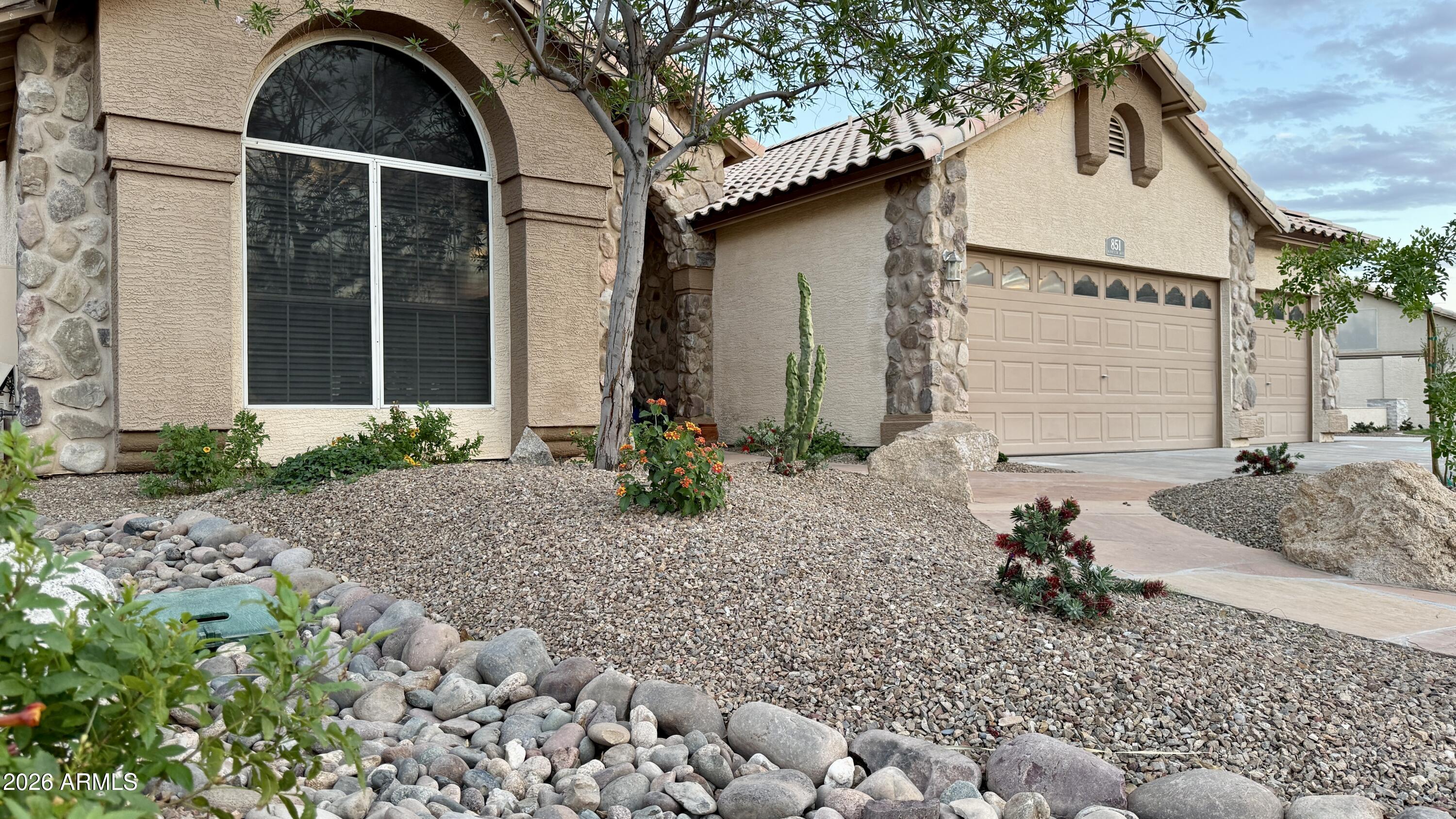 851 N PINEVIEW Drive