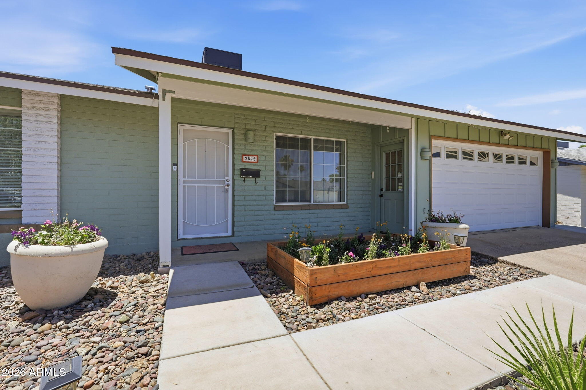 2525 E VISTA Drive