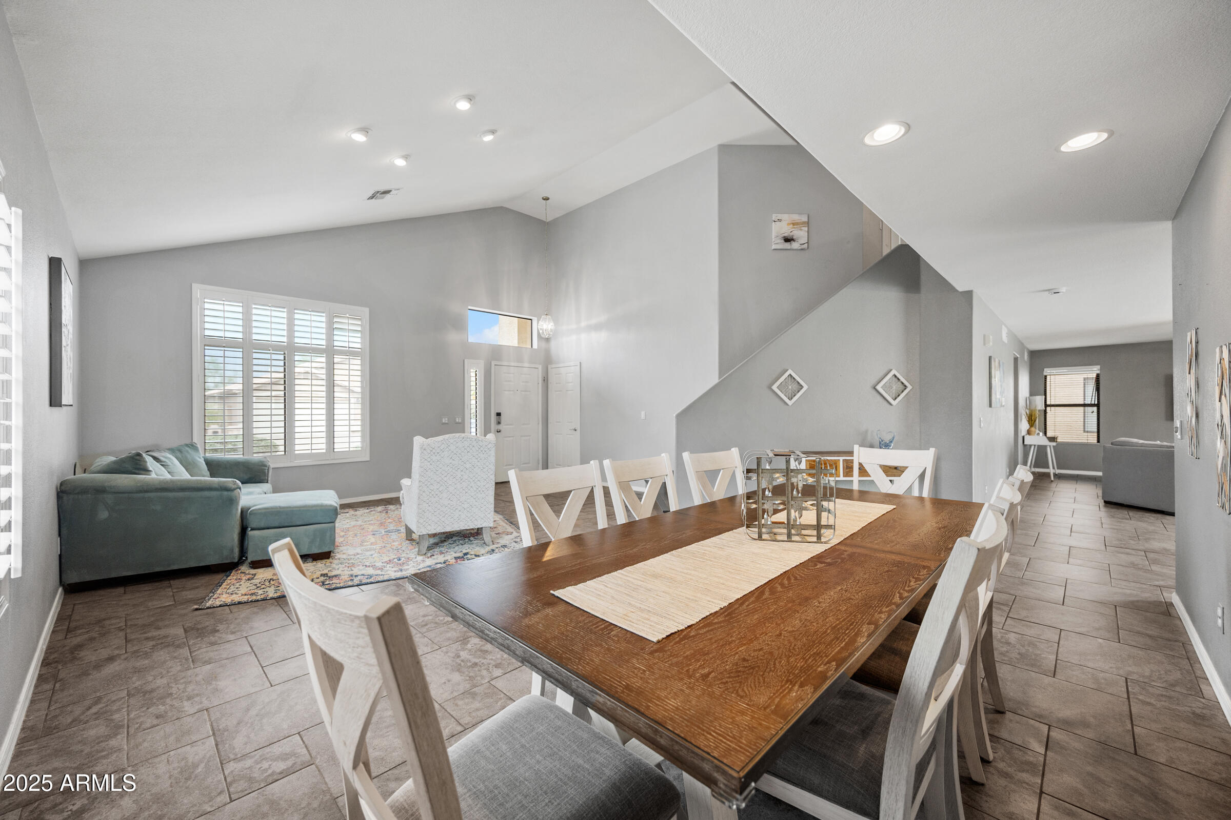 2027 E PARKSIDE Lane