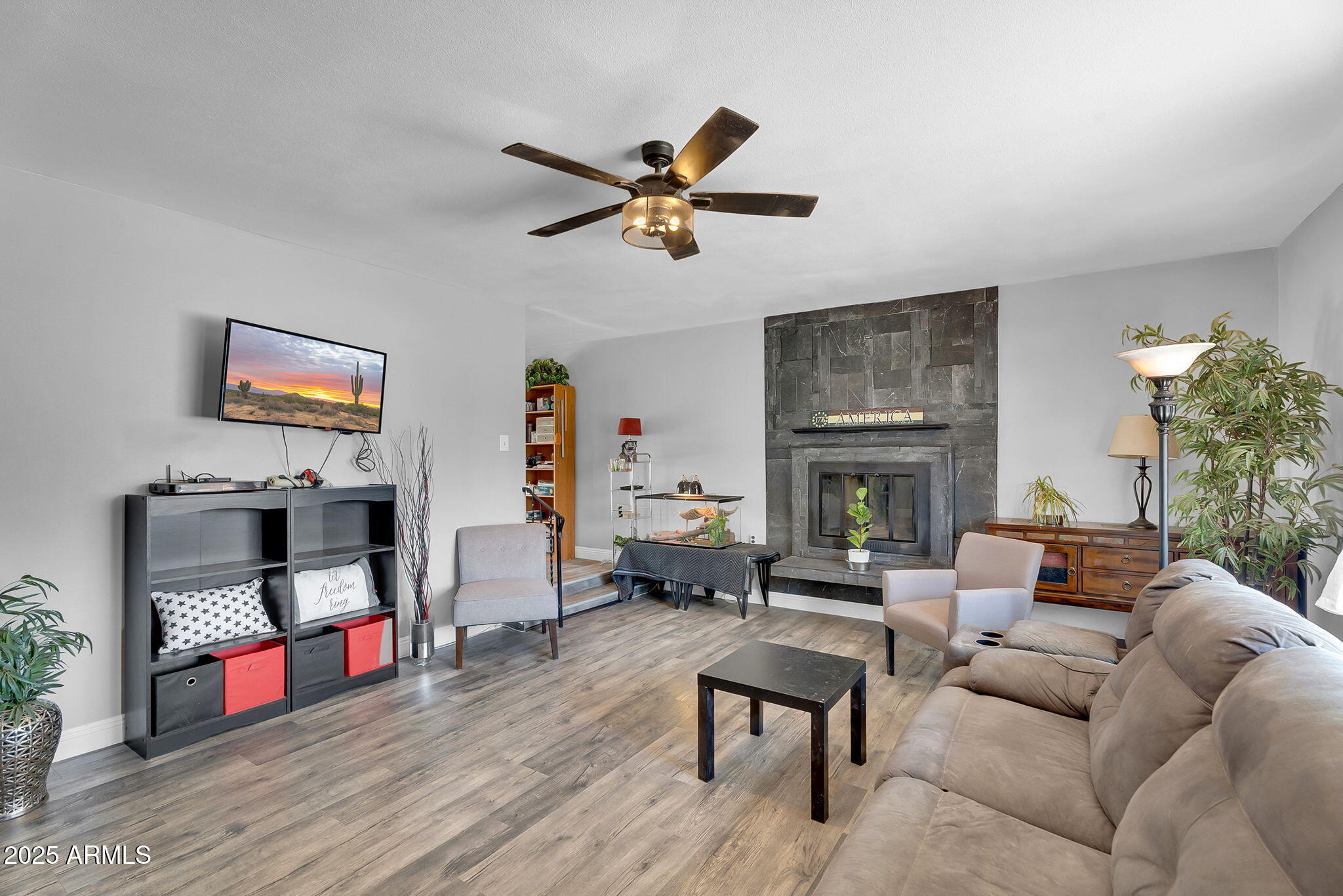 122 E HERMOSA Drive