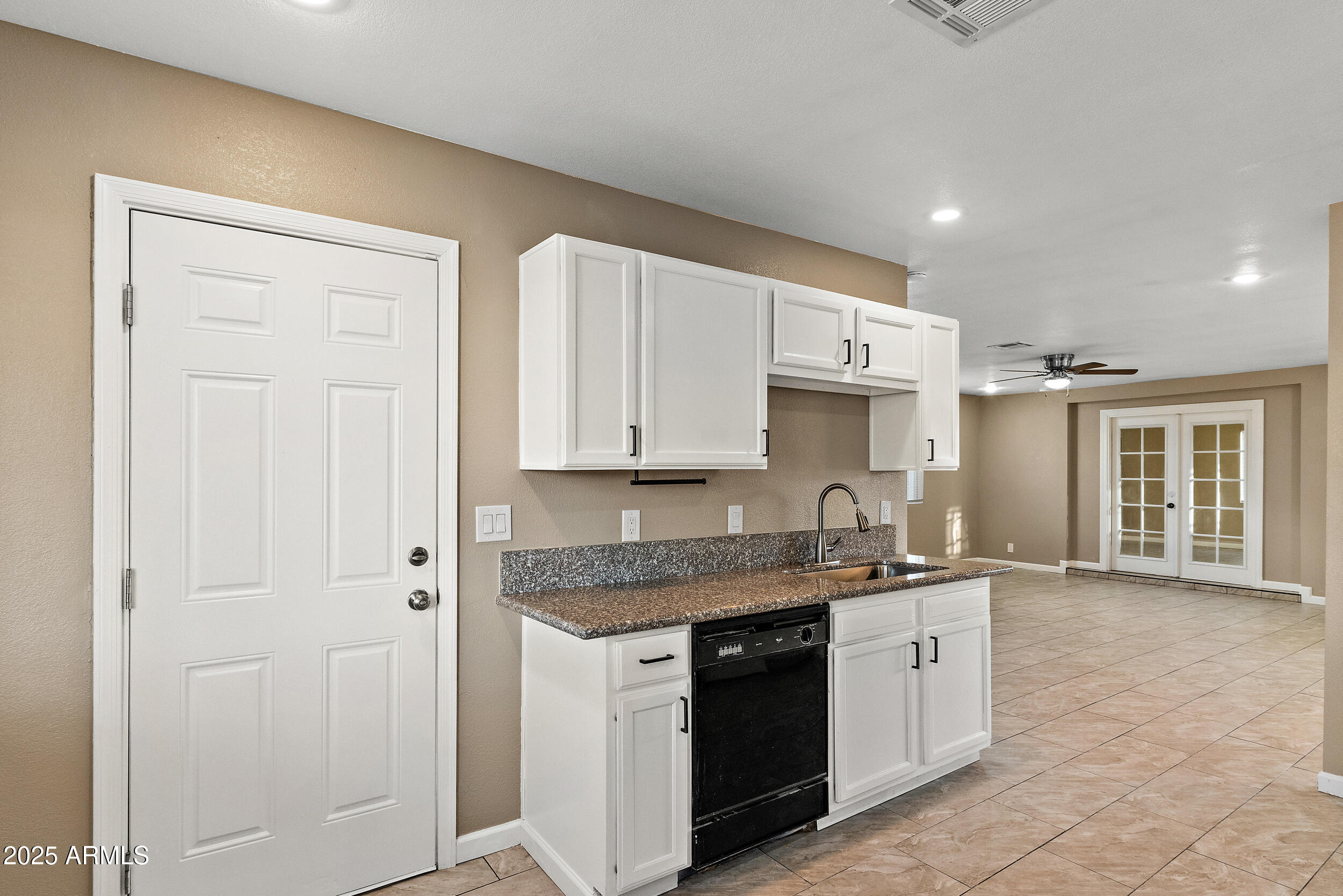 2041 W HIDALGO Avenue