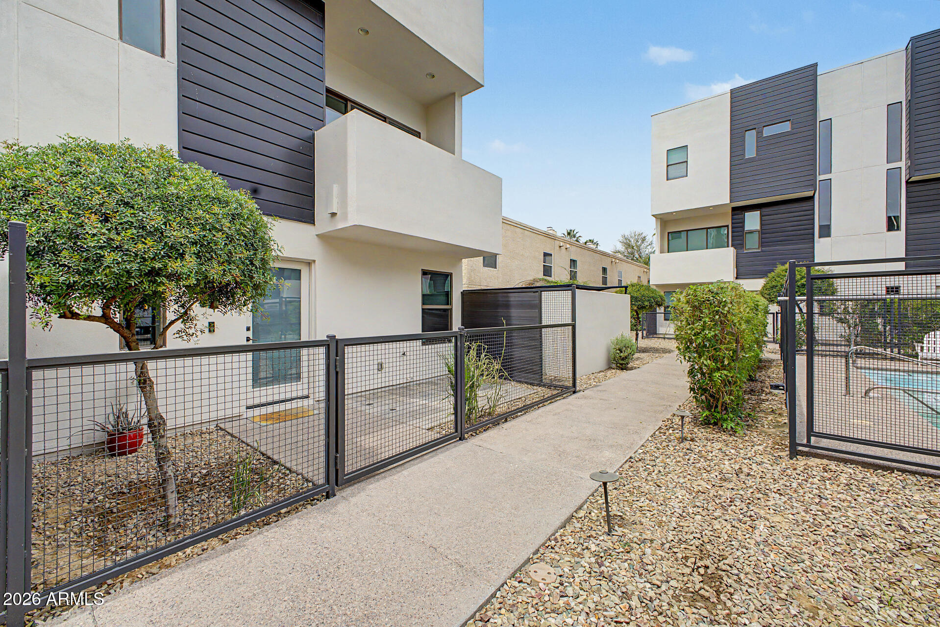 325 E CORONADO Road 20