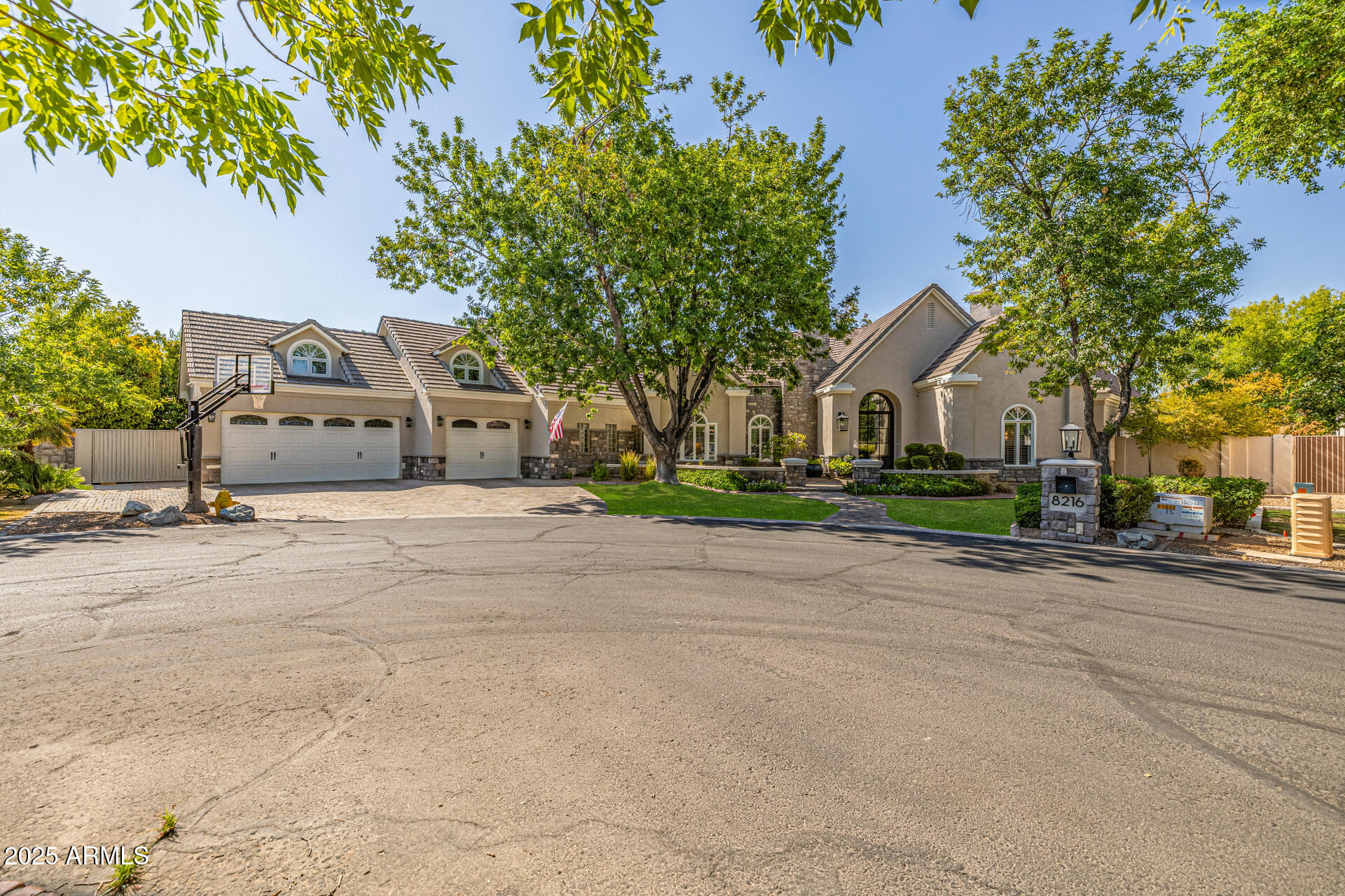 8216 S HOMESTEAD Lane