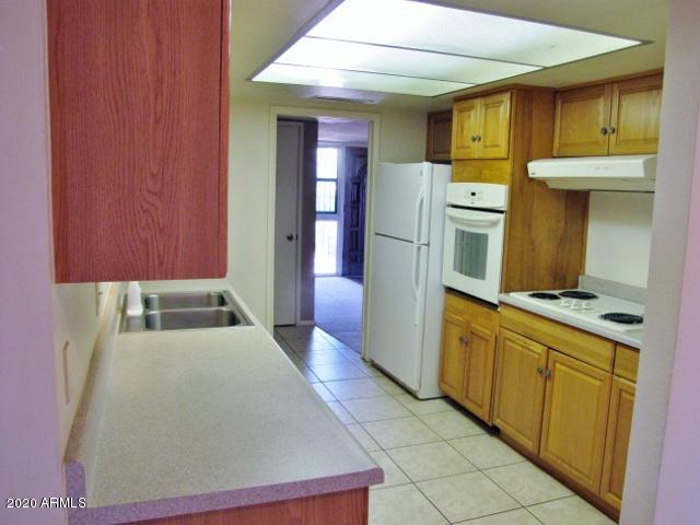 TOWN & COUNTRY ESTATES - Residential Lease