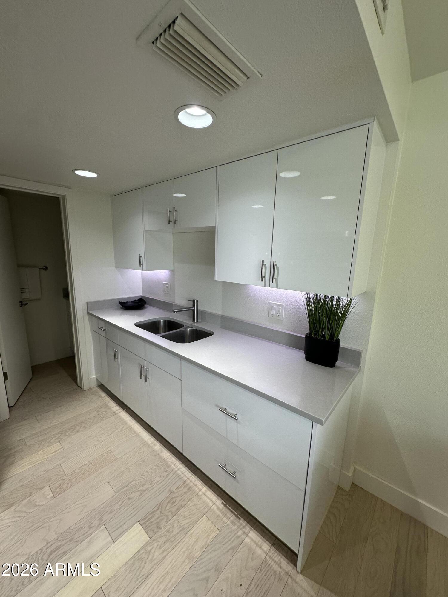 827 E COCHISE Drive B