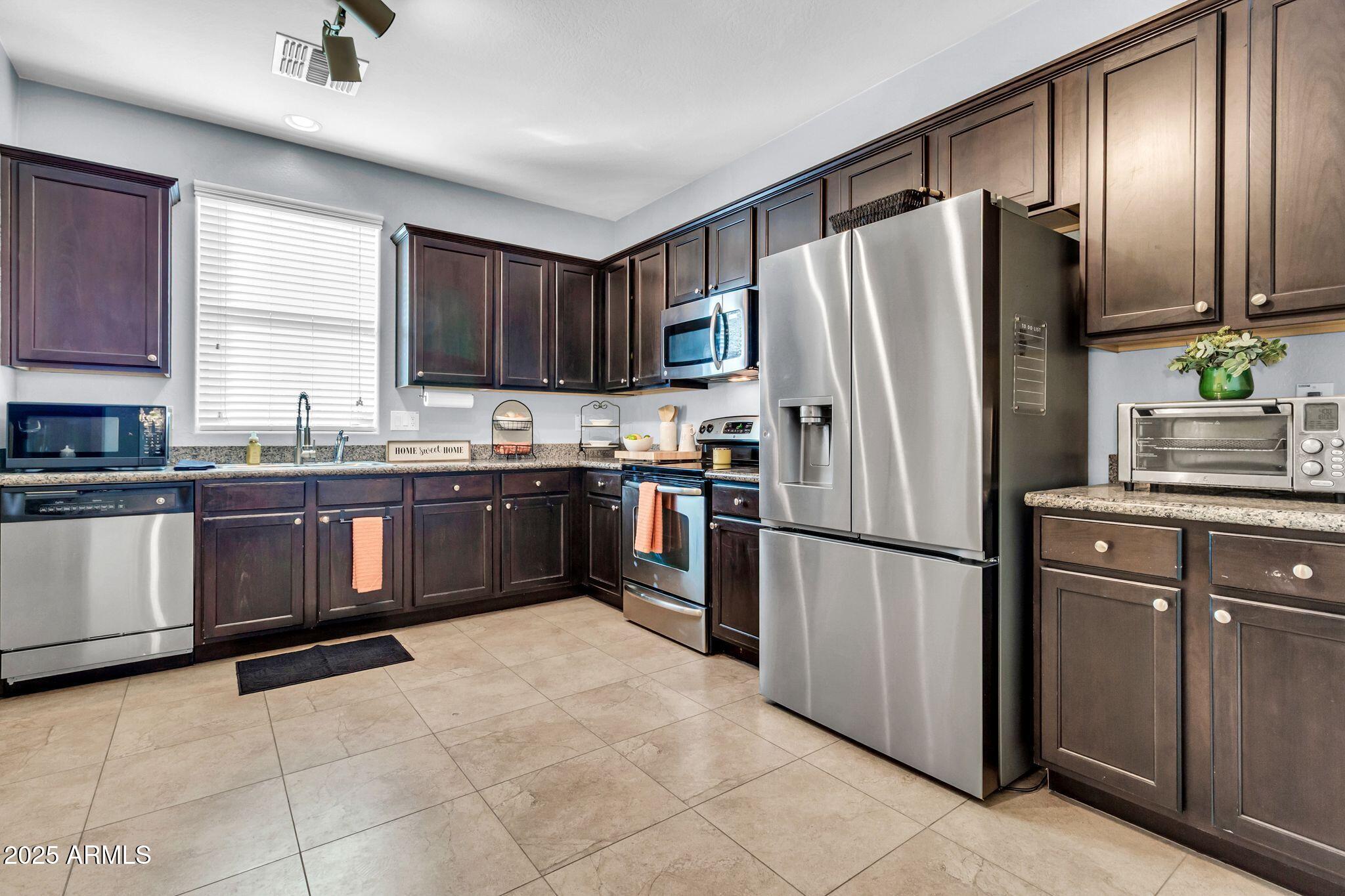 4131 E OAKLAND Street