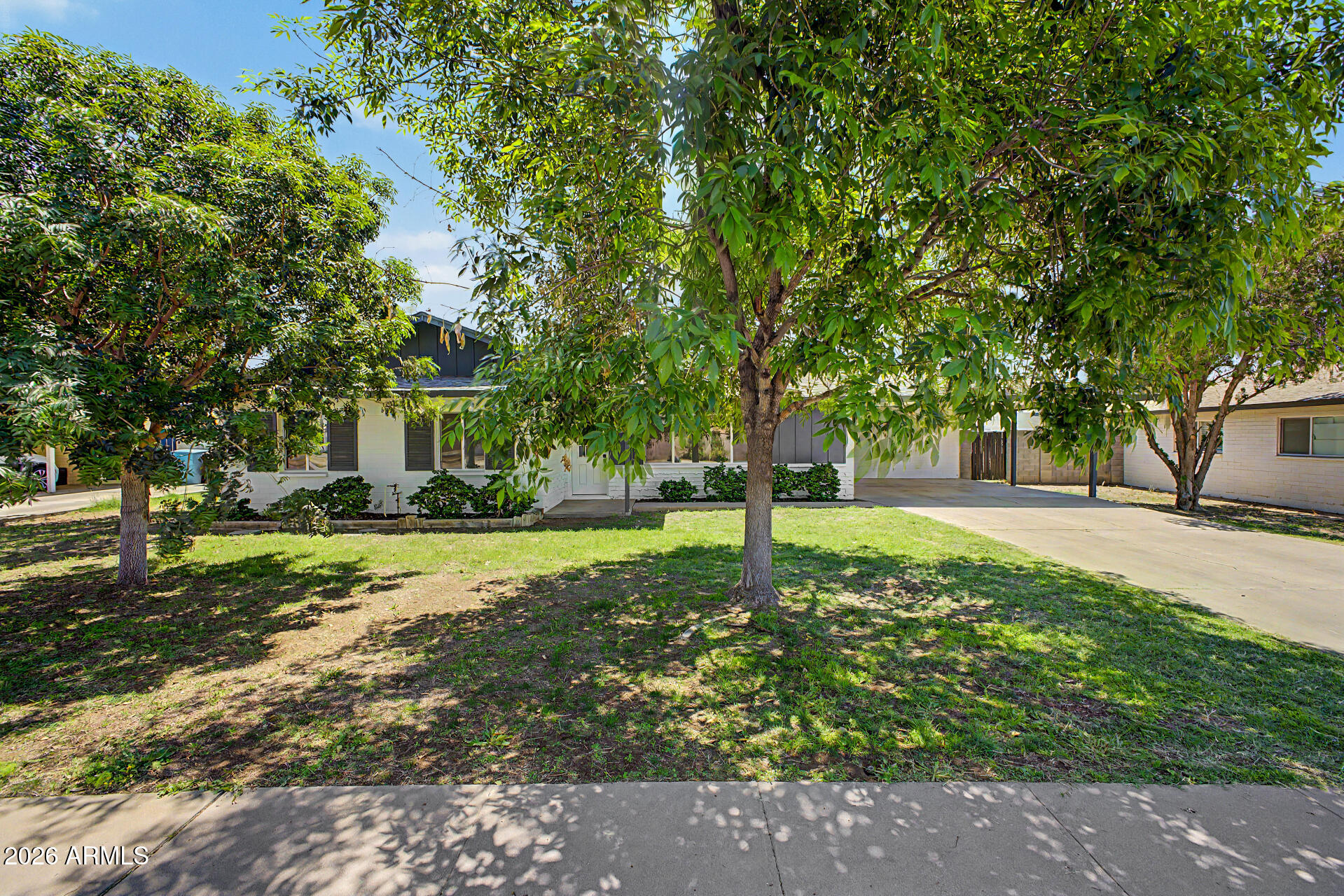 2425 W SHADY GLEN Avenue