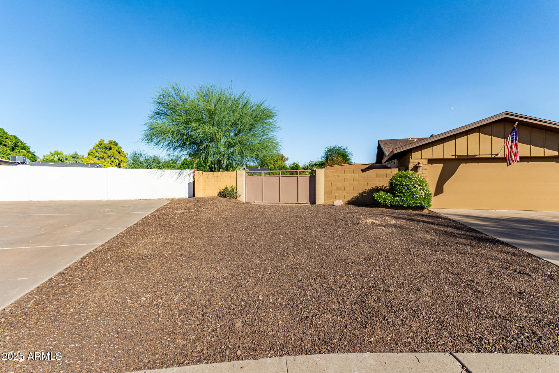 5129 E VOLTAIRE Avenue