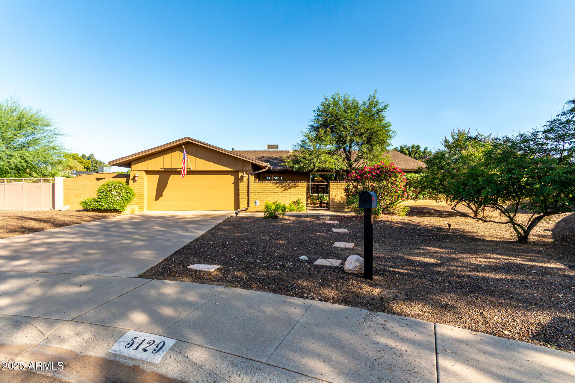 5129 E VOLTAIRE Avenue