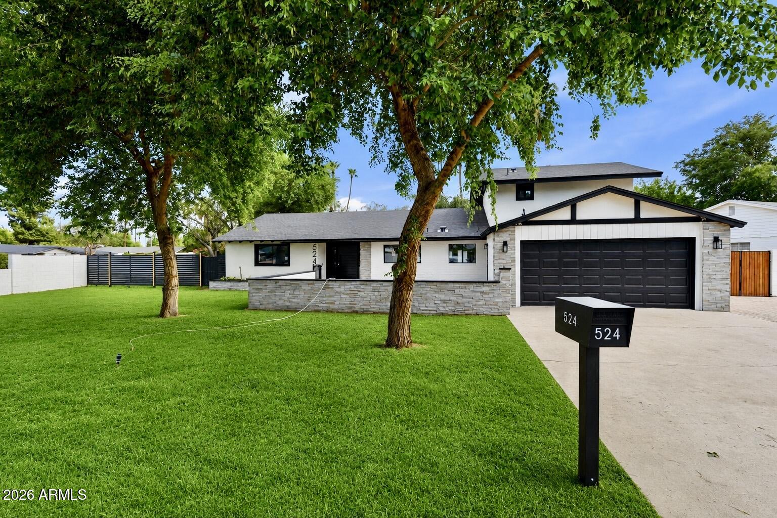 524 W HARMONT Drive