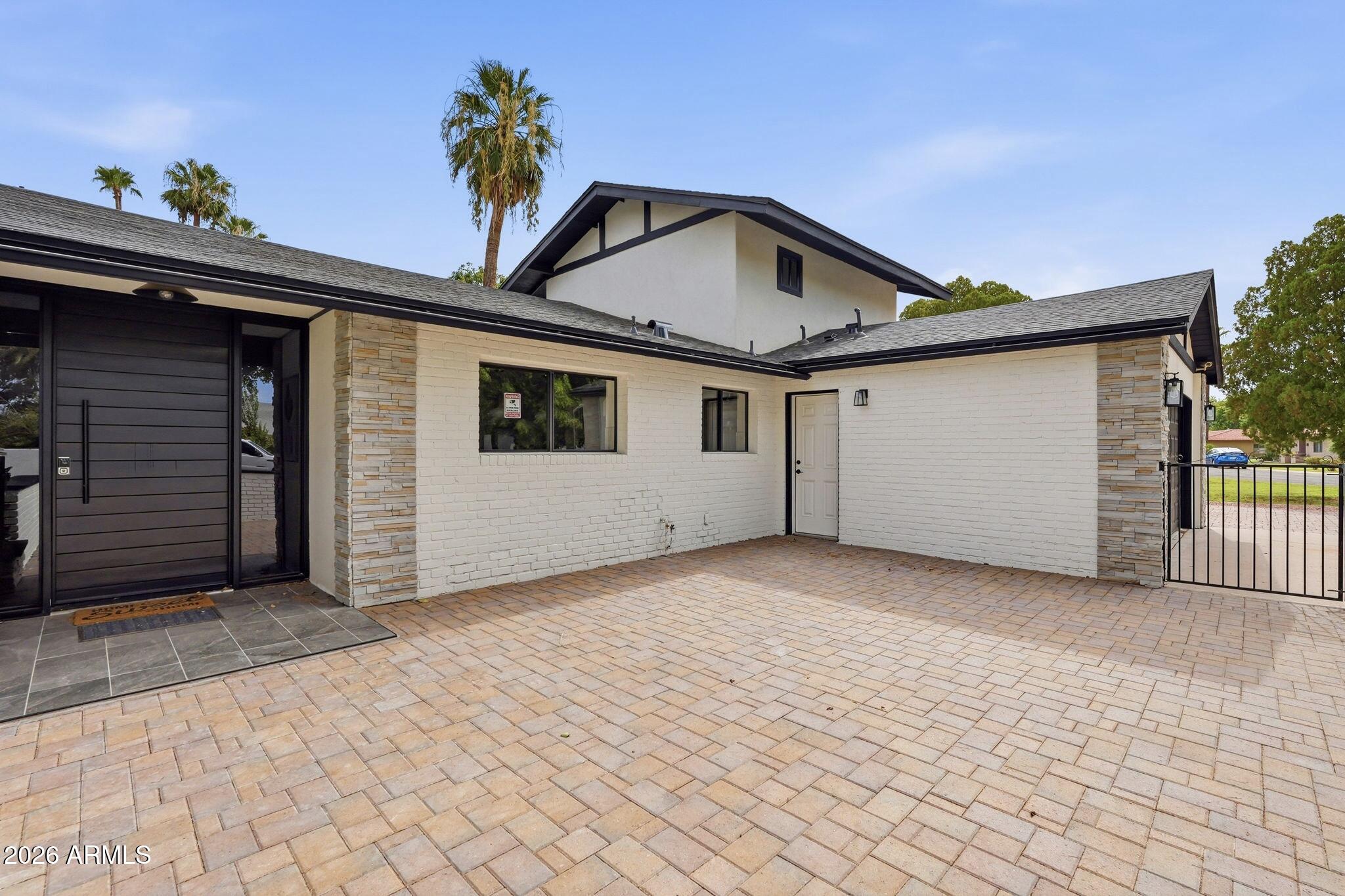 524 W HARMONT Drive